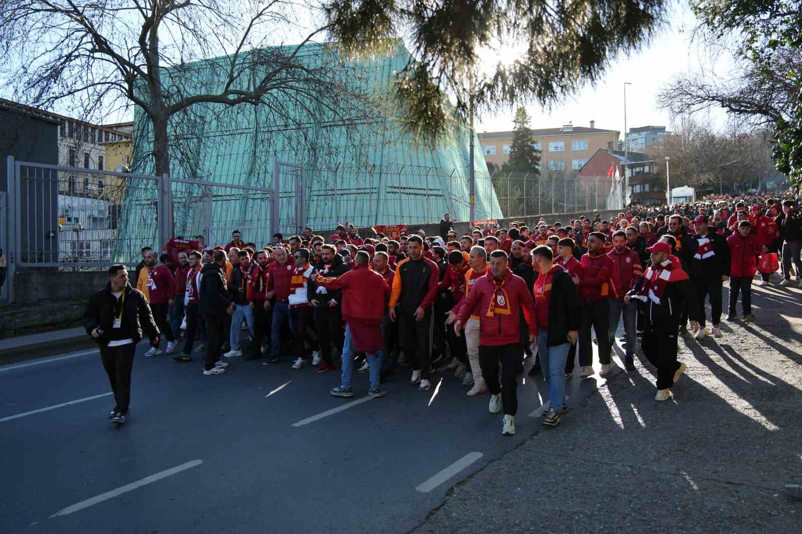 Galatasaray taraftarı, Dolmabahçe’ye geldi

