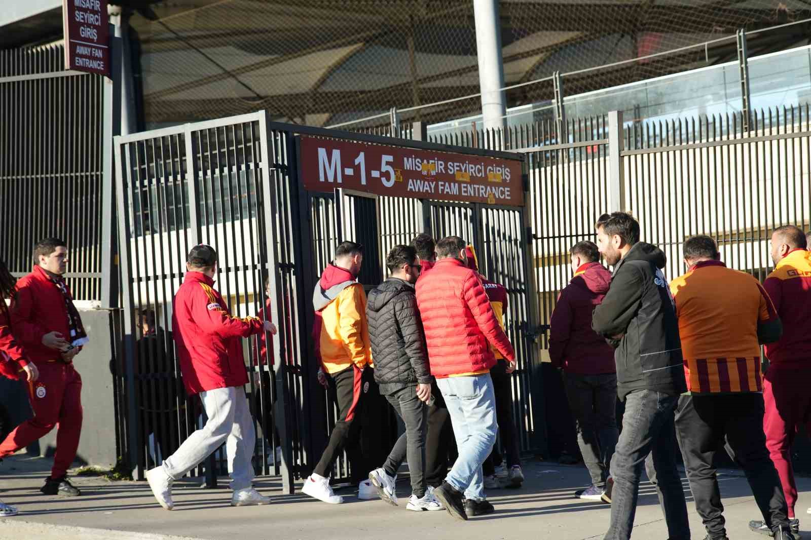 Galatasaray taraftarı, Dolmabahçe’ye geldi
