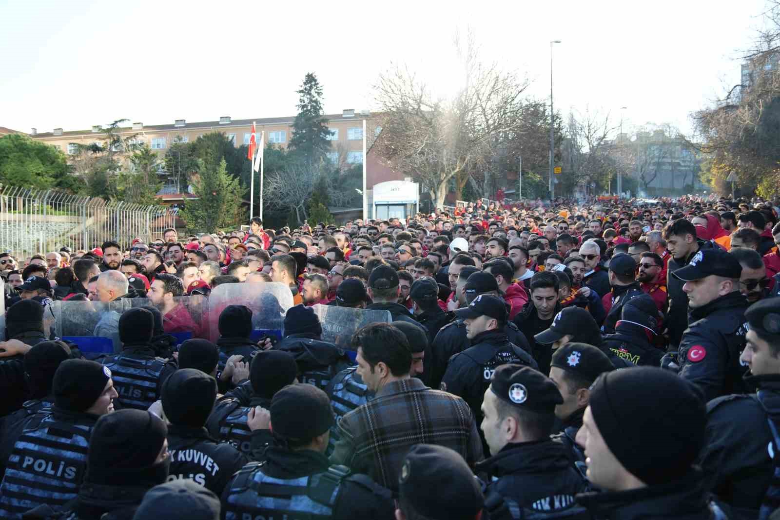 Galatasaray taraftarı, Dolmabahçe’ye geldi
