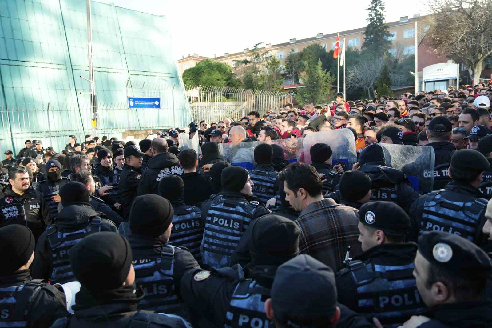 Galatasaray taraftarı, Dolmabahçe’ye geldi
