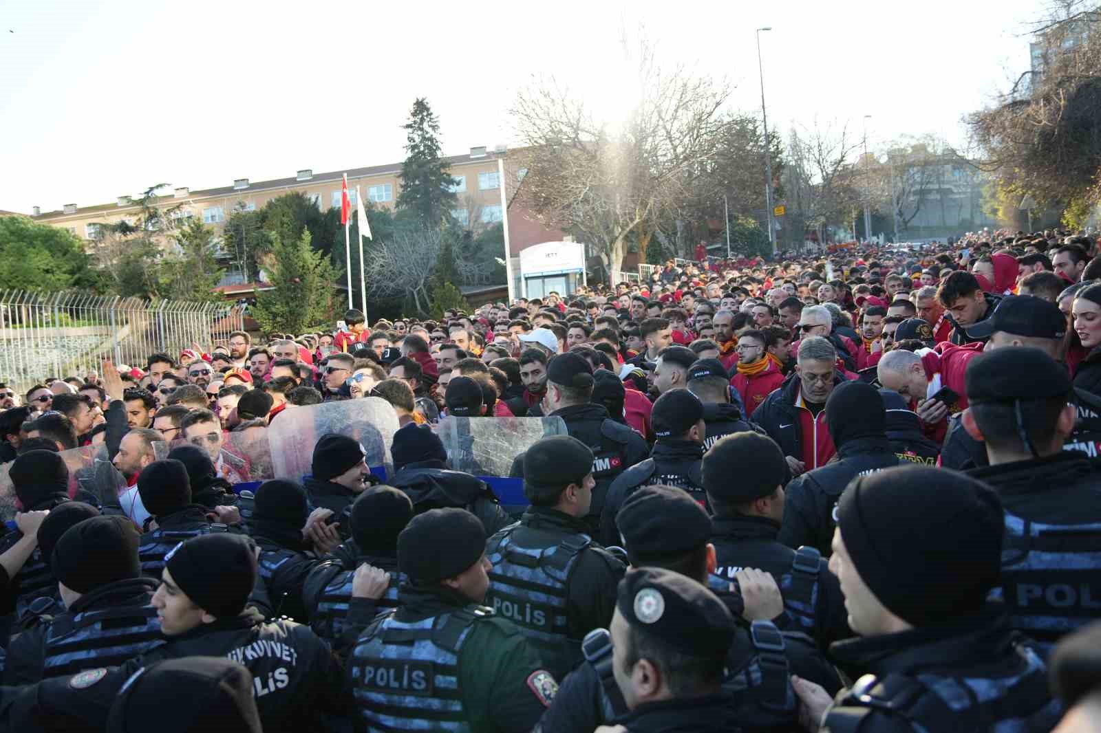 Galatasaray taraftarı, Dolmabahçe’ye geldi
