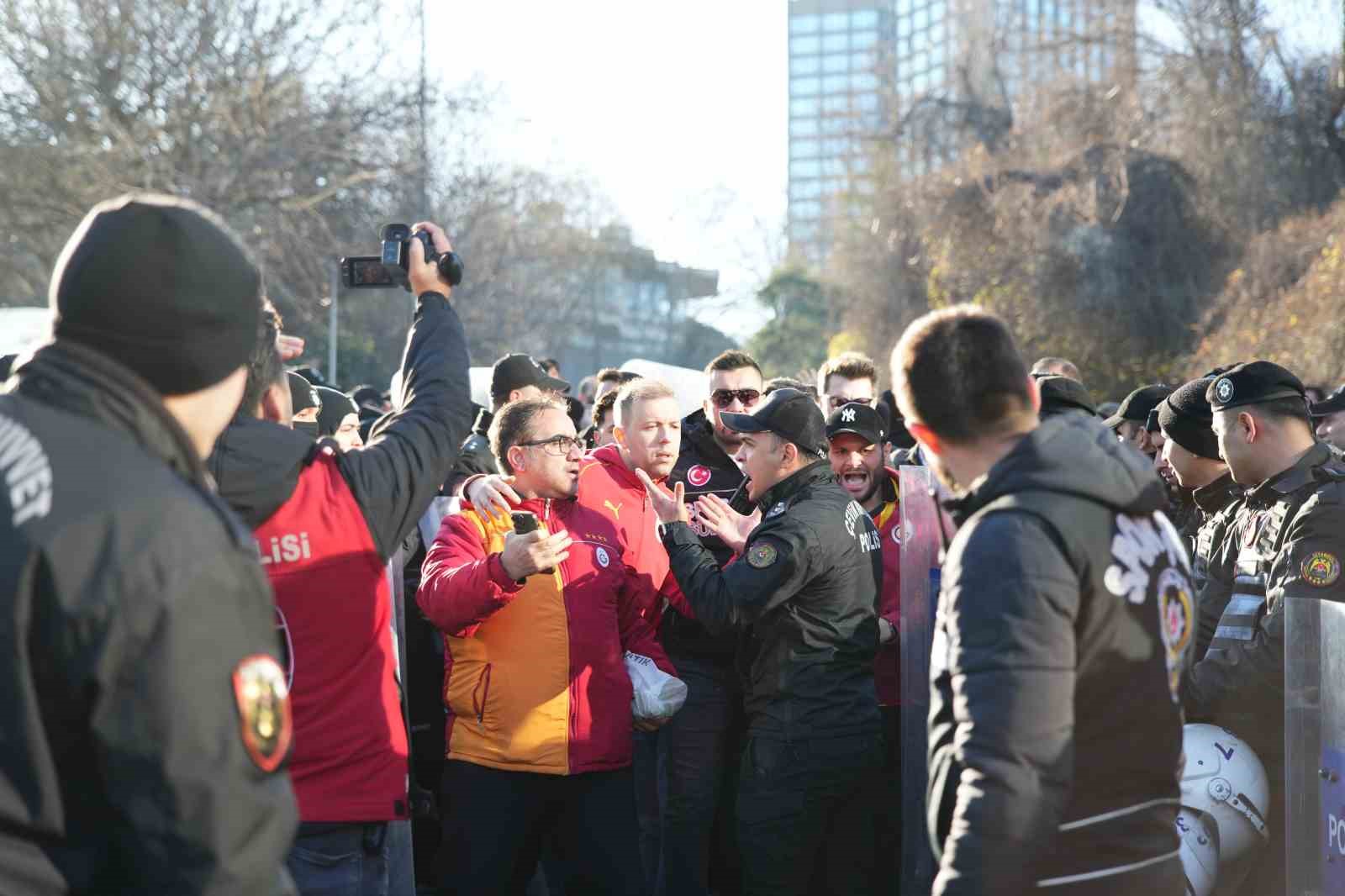 Galatasaray taraftarı, Dolmabahçe’ye geldi
