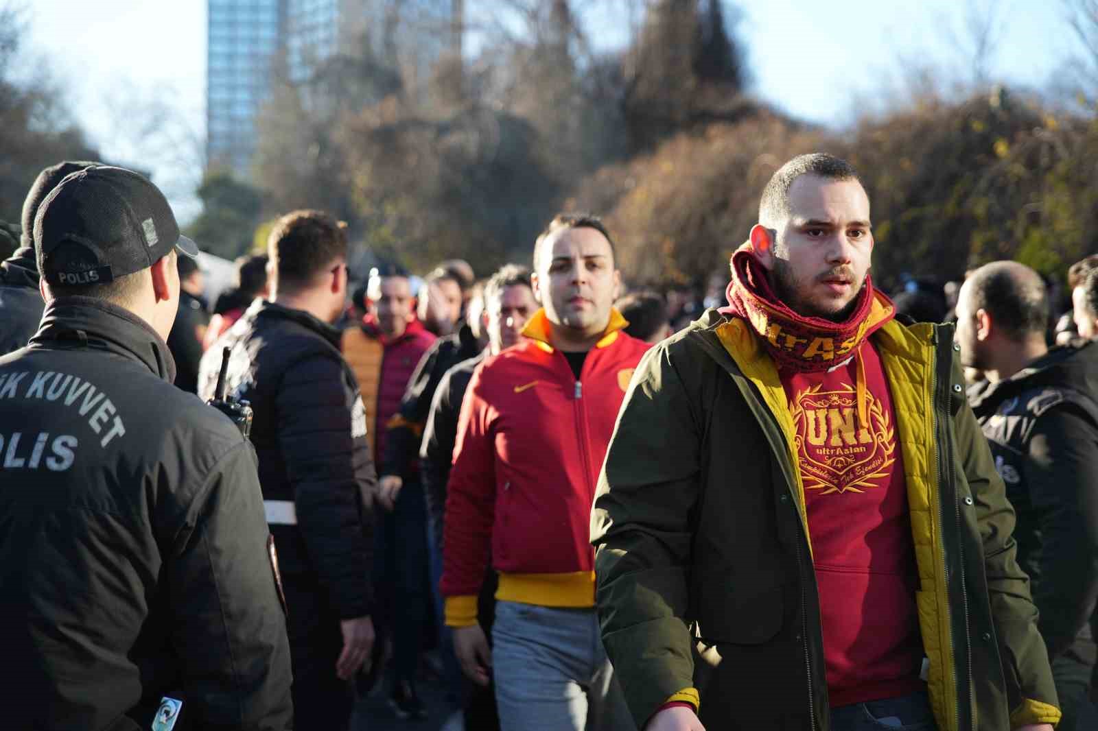 Galatasaray taraftarı, Dolmabahçe’ye geldi
