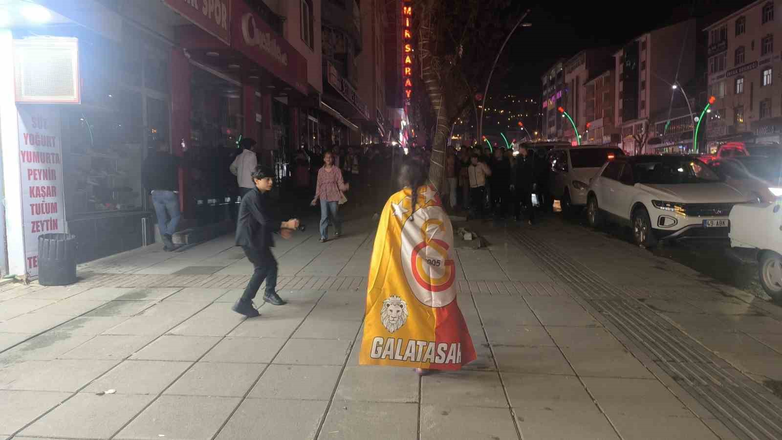 Galatasaray taraftarı Muş’ta derbi galibiyetini kutladı
