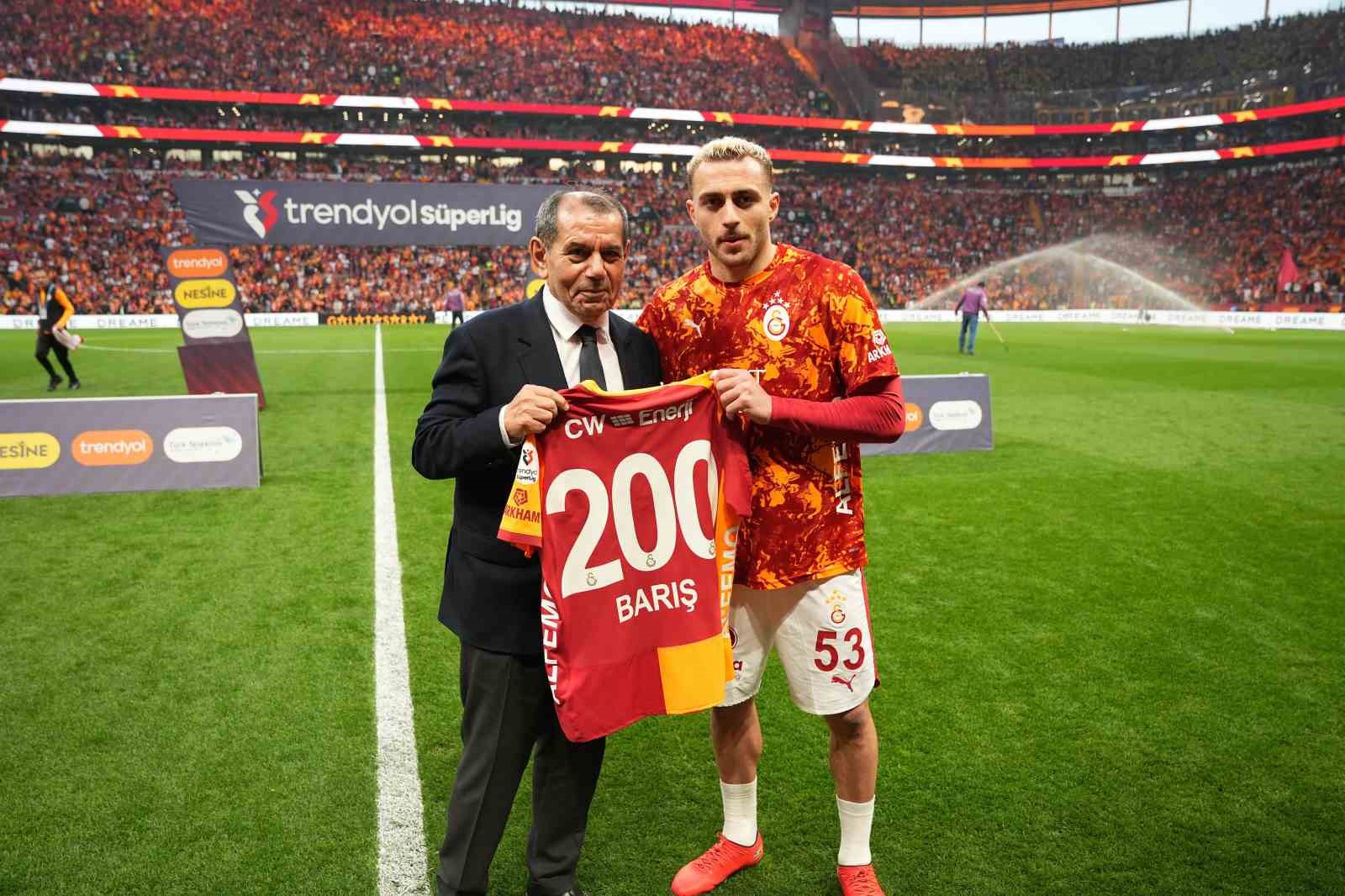 Galatasaray’da 200. maçına çıkan Barış Alper Yılmaz’a plaket
