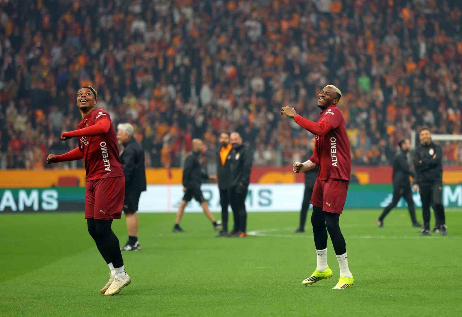 Galatasaray’dan stadyumda taraftara açık antrenman

