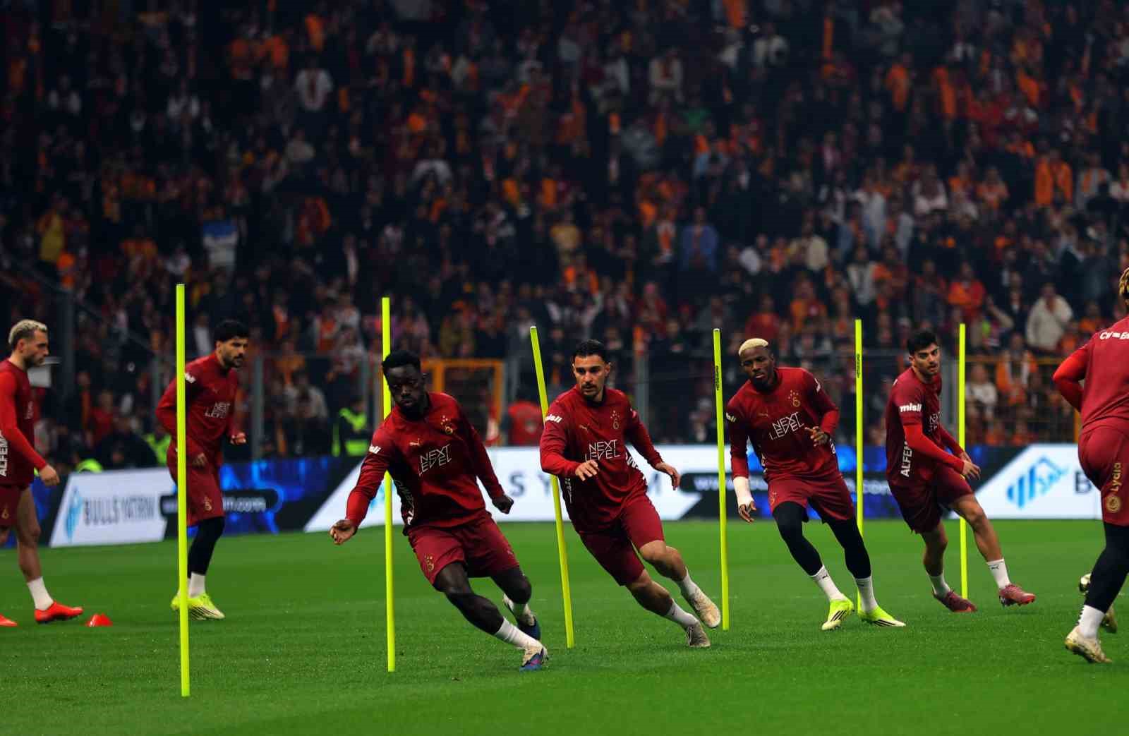 Galatasaray’dan stadyumda taraftara açık antrenman

