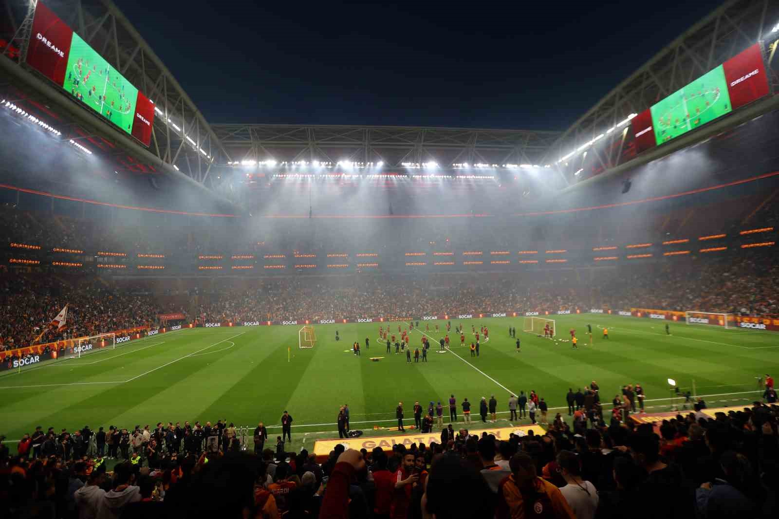 Galatasaray’dan stadyumda taraftara açık antrenman
