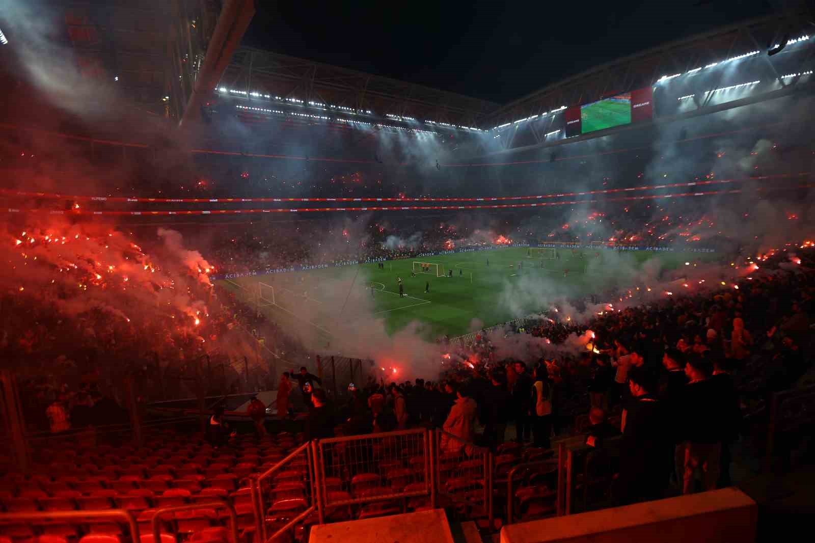 Galatasaray’dan stadyumda taraftara açık antrenman
