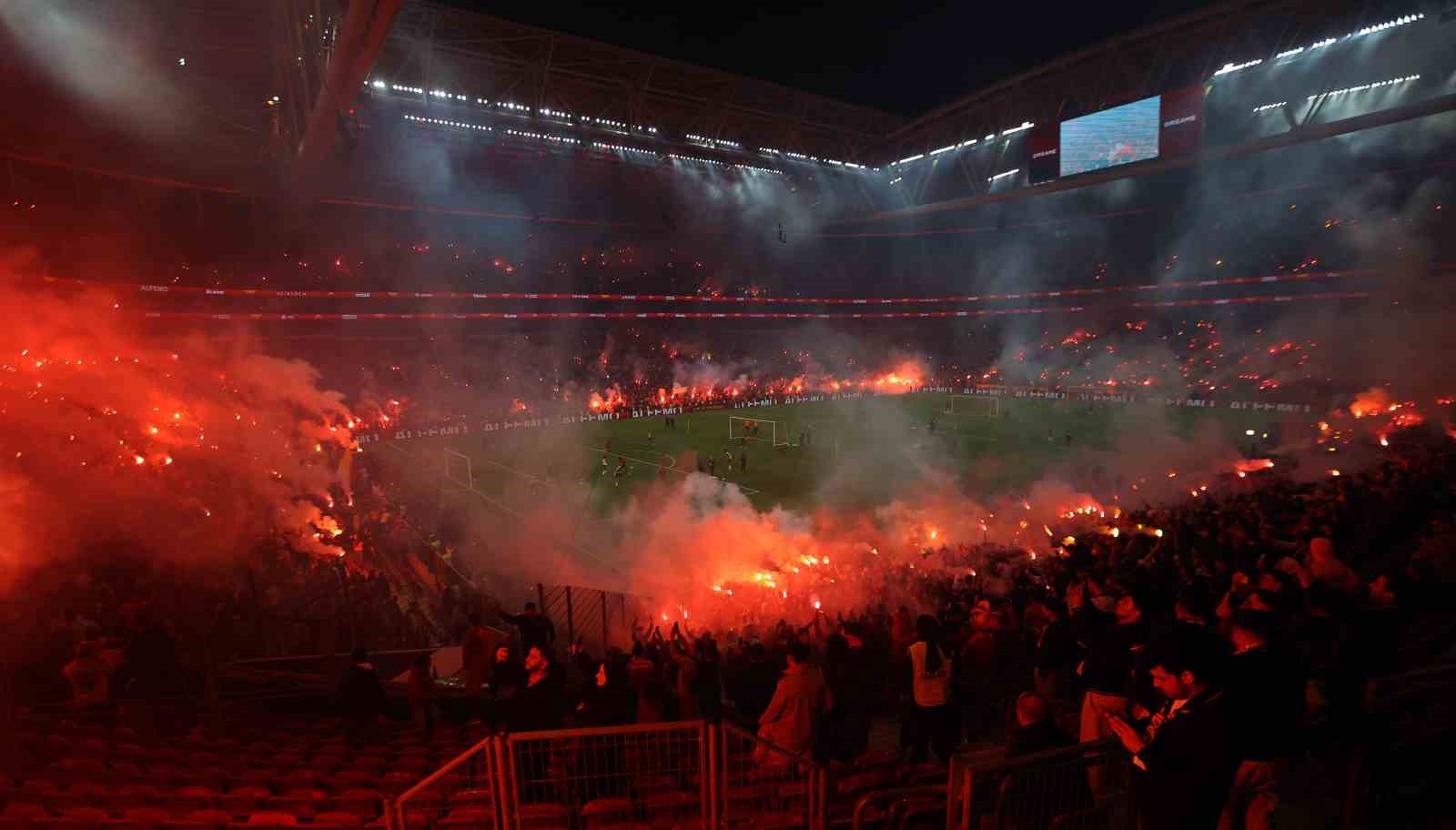 Galatasaray’dan stadyumda taraftara açık antrenman
