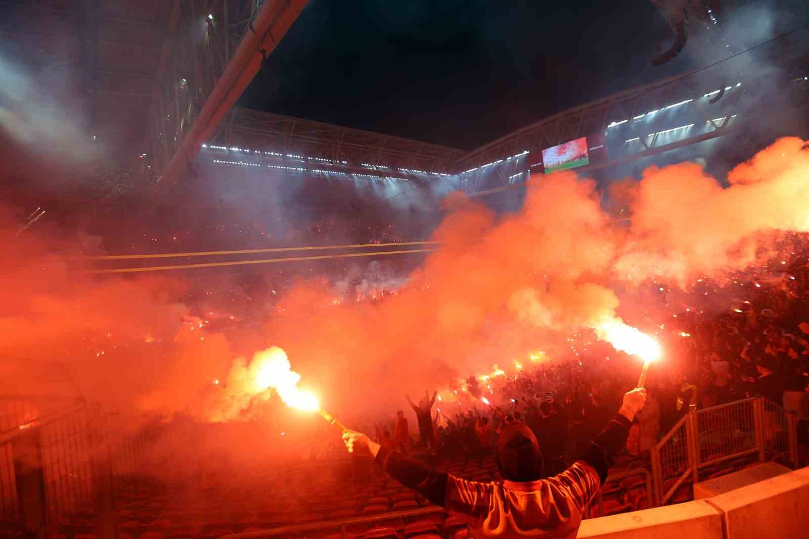 Galatasaray’dan stadyumda taraftara açık antrenman
