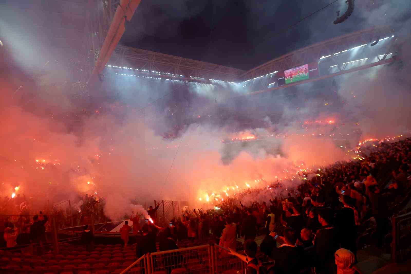 Galatasaray’dan stadyumda taraftara açık antrenman
