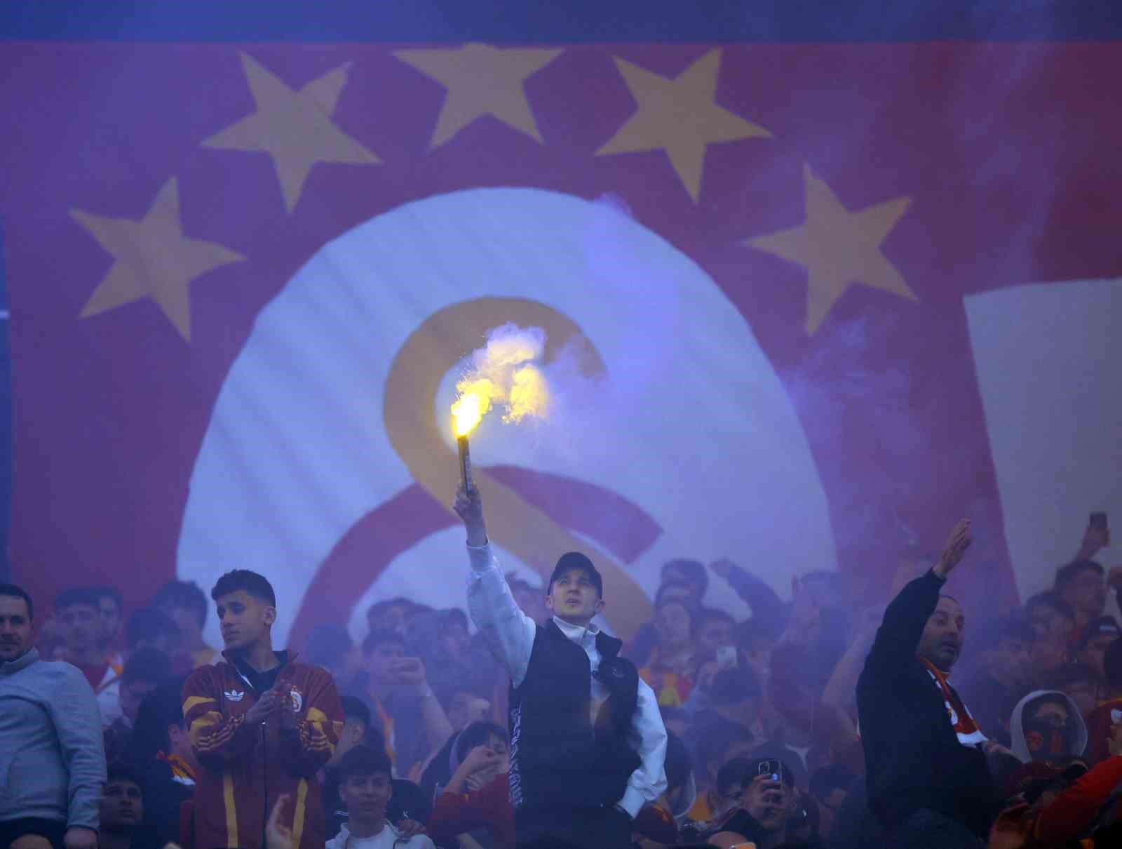 Galatasaray’dan stadyumda taraftara açık antrenman
