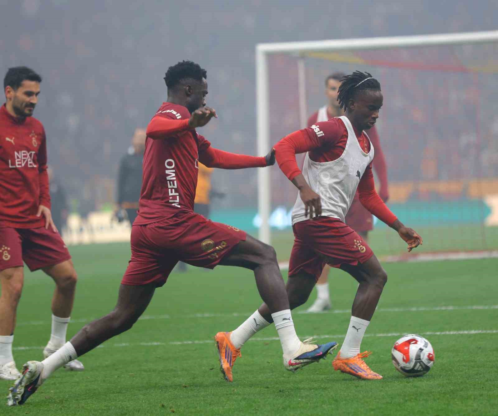 Galatasaray’dan stadyumda taraftara açık antrenman
