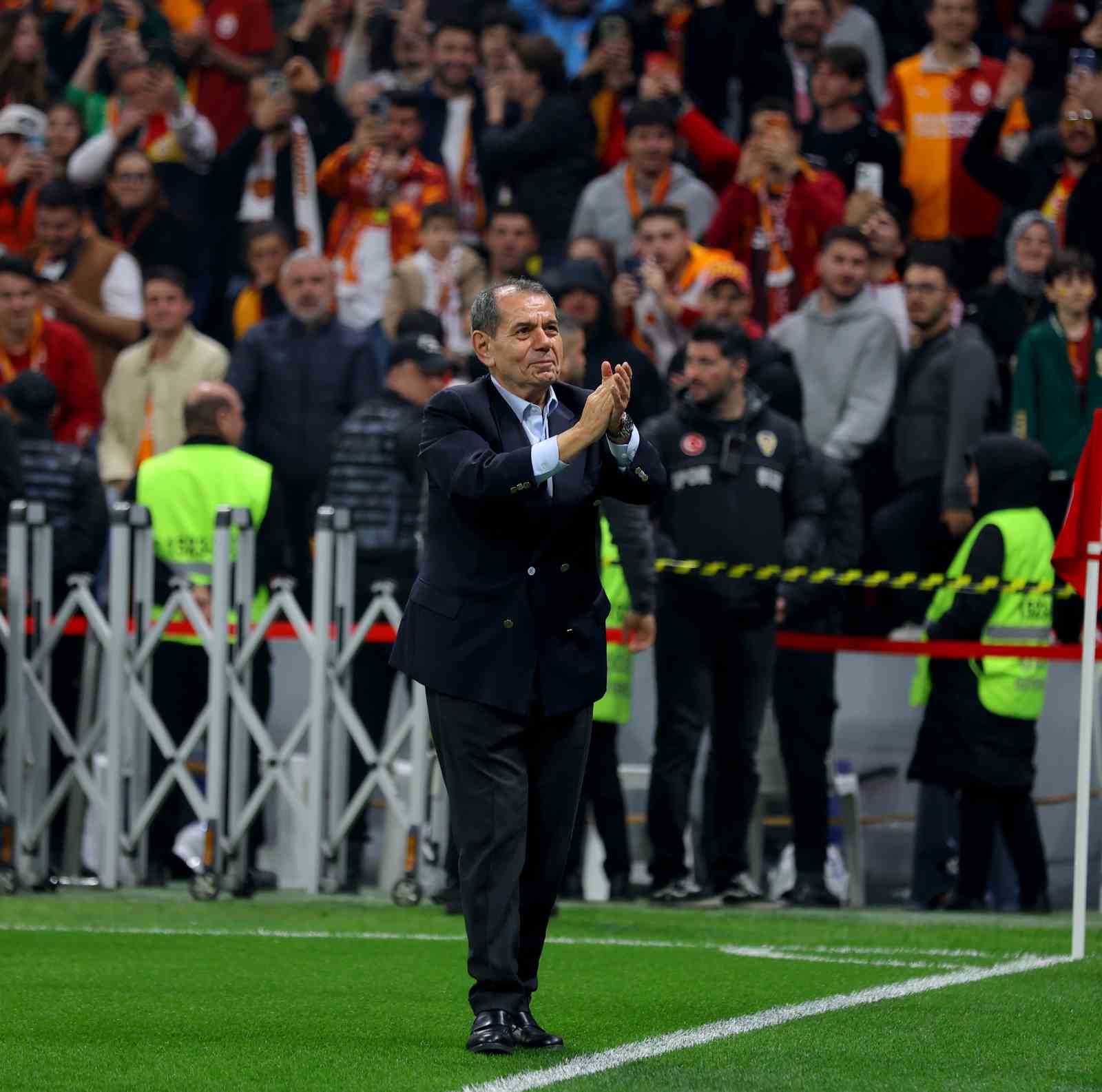 Galatasaray’dan stadyumda taraftara açık antrenman
