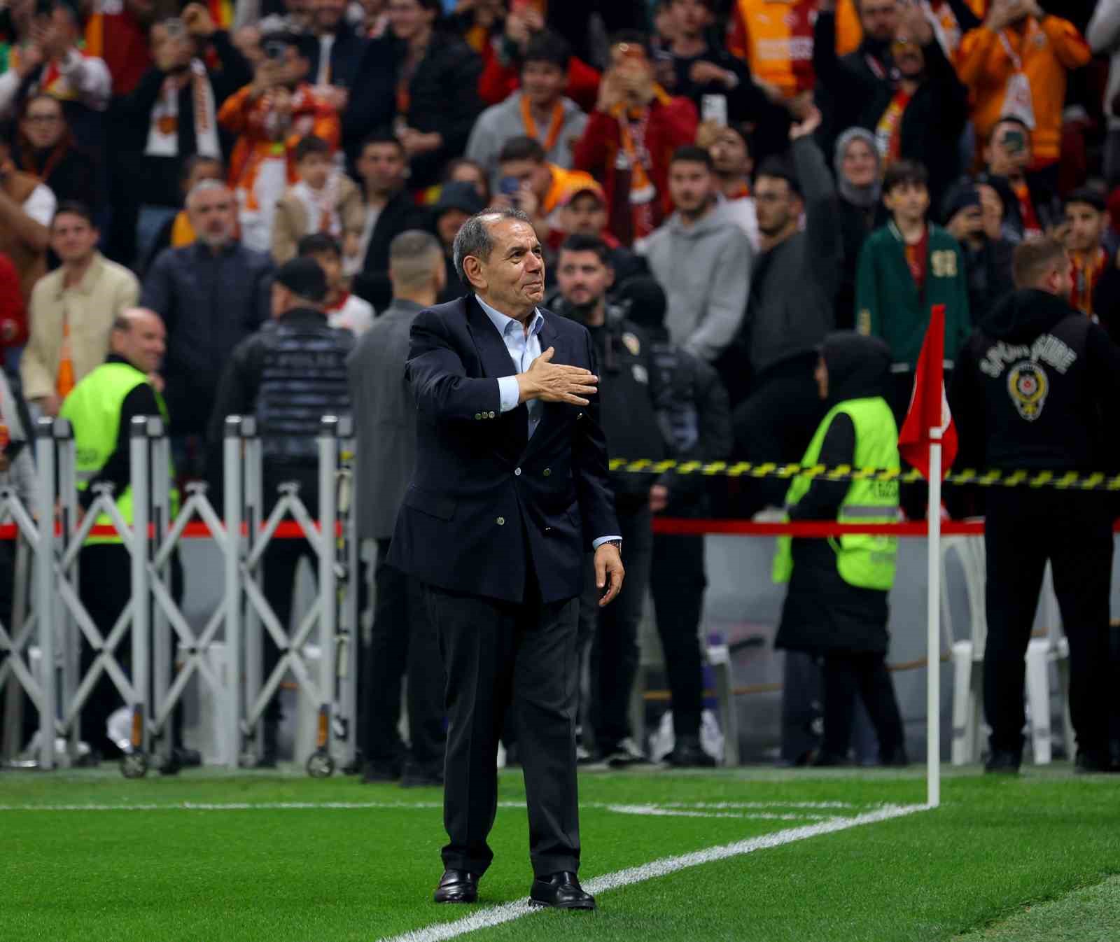 Galatasaray’dan stadyumda taraftara açık antrenman
