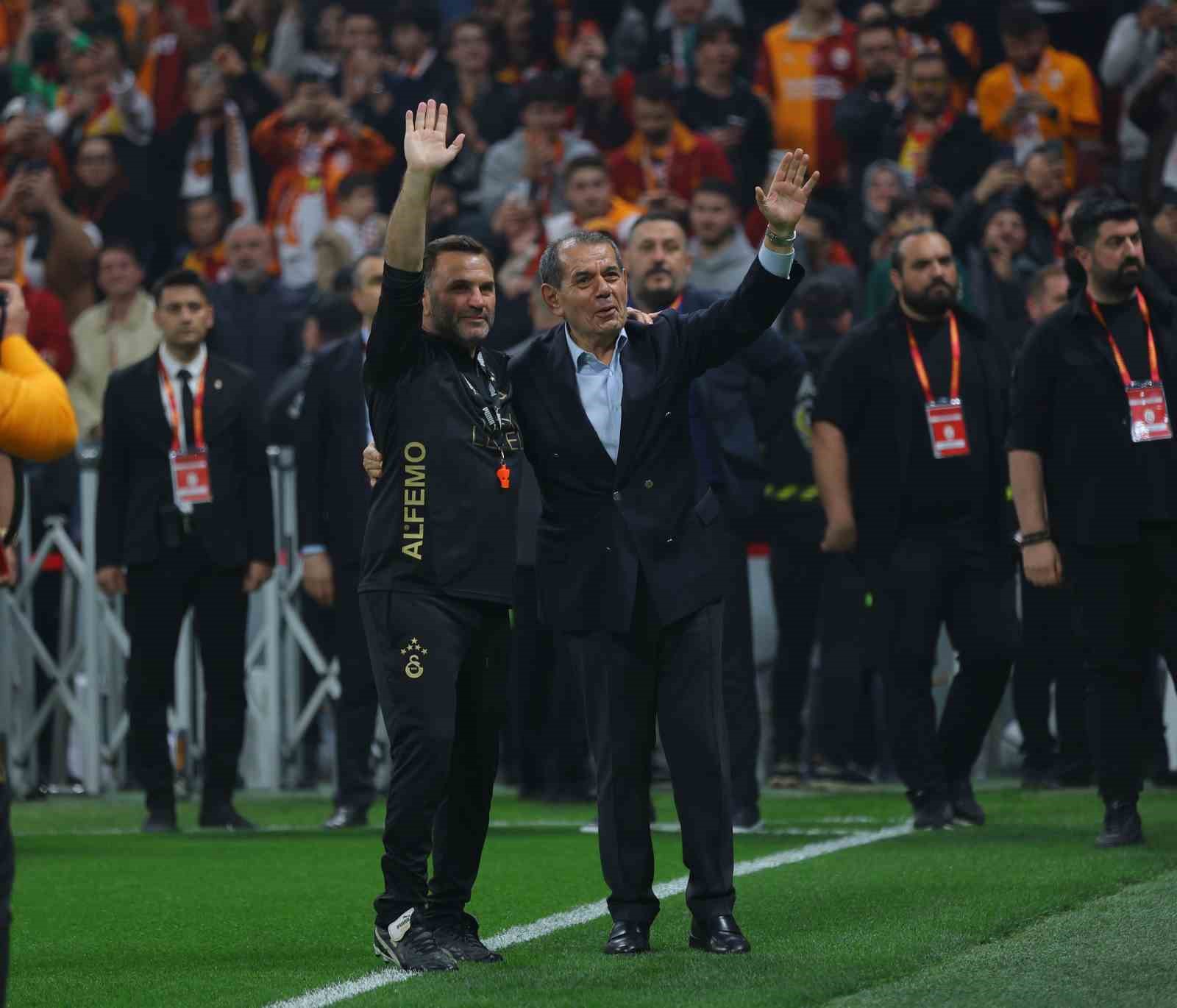 Galatasaray’dan stadyumda taraftara açık antrenman
