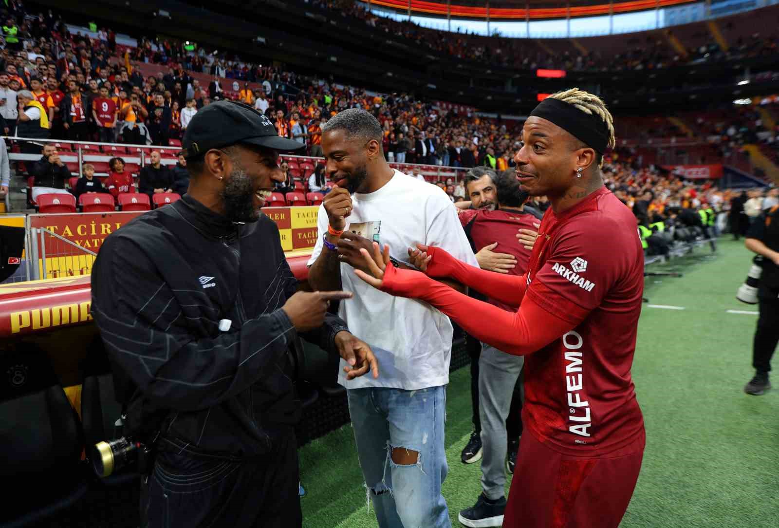 Galatasaray’dan stadyumda taraftara açık antrenman
