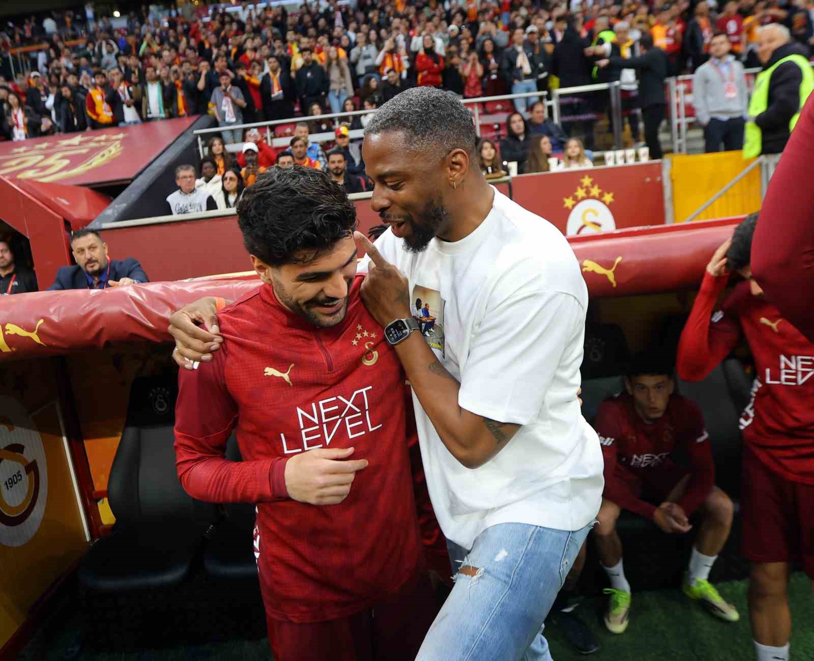 Galatasaray’dan stadyumda taraftara açık antrenman
