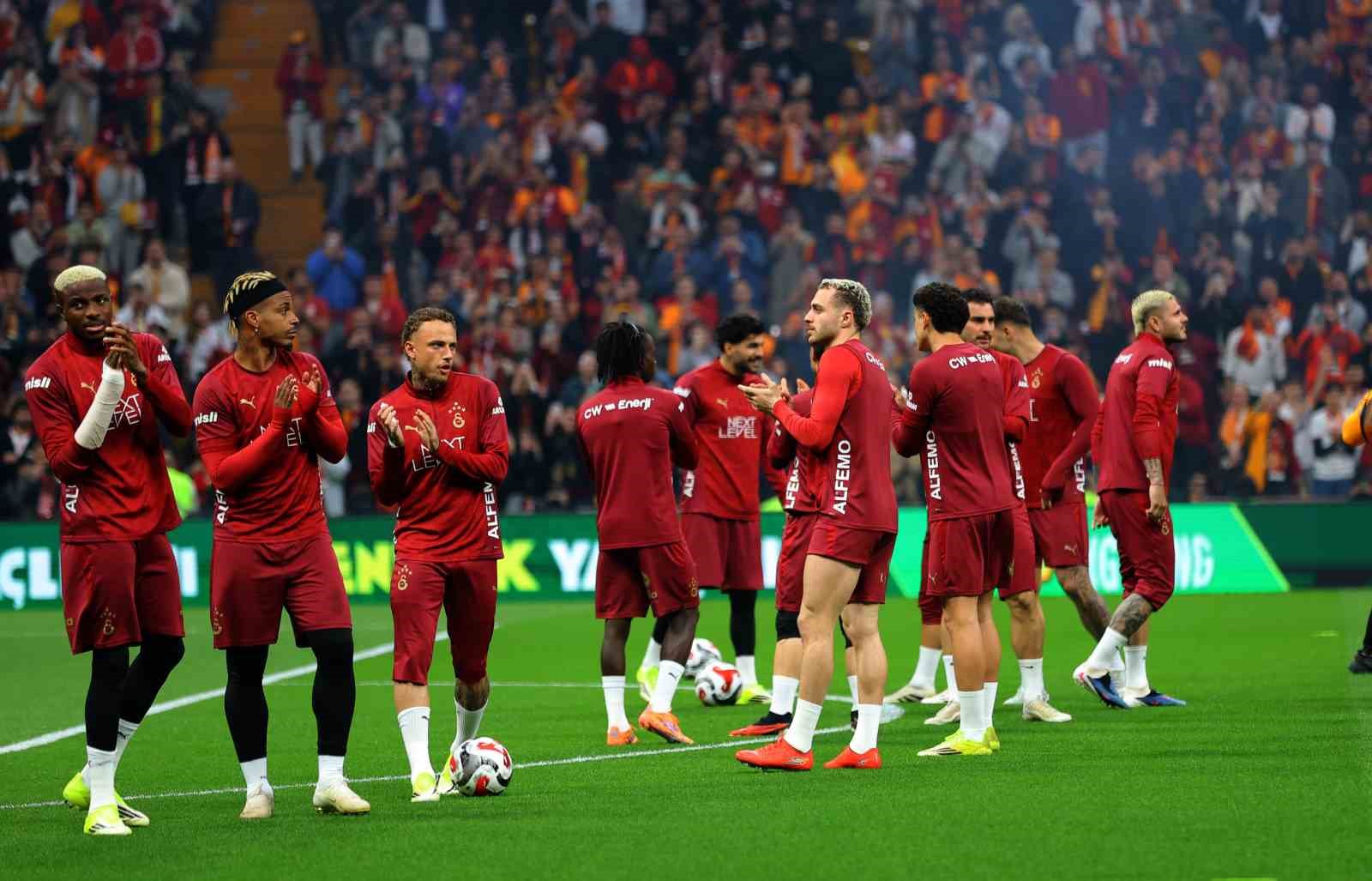 Galatasaray’dan stadyumda taraftara açık antrenman
