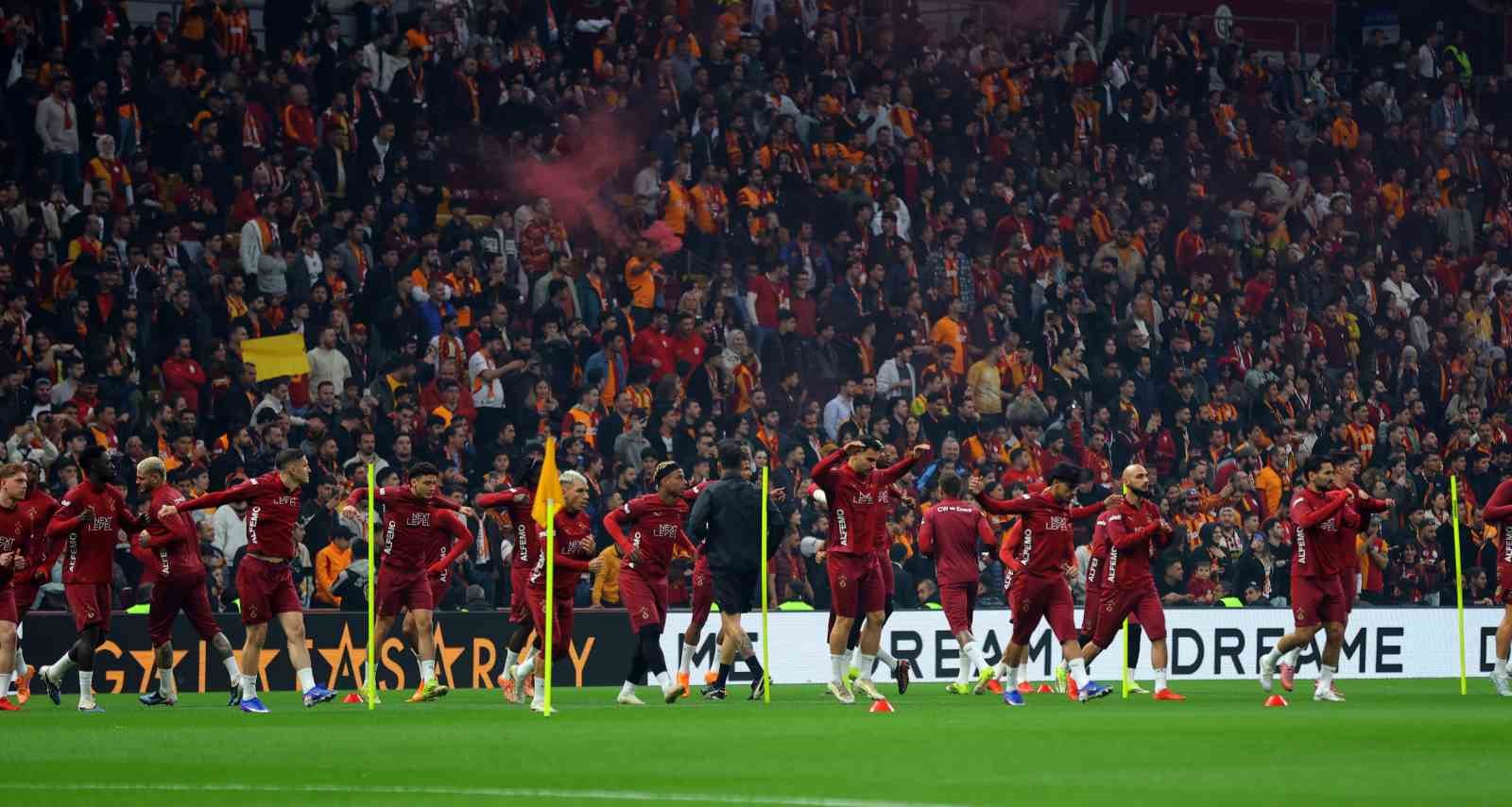 Galatasaray’dan stadyumda taraftara açık antrenman
