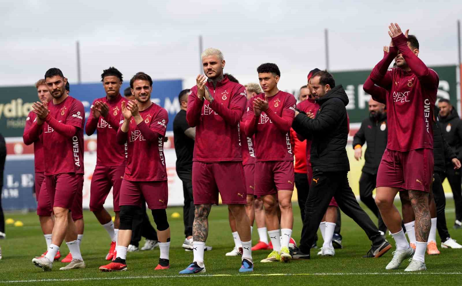 Galatasaray’dan taraftarlara açık antrenman
Galatasaray’dan taraftarlara açık antrenman