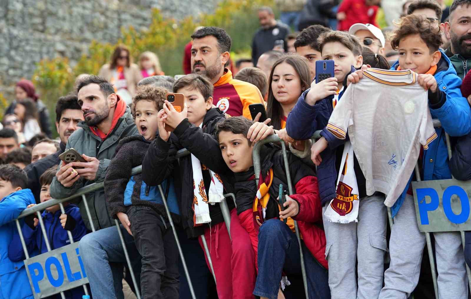 Galatasaray’dan taraftarlara açık antrenman
Galatasaray’dan taraftarlara açık antrenman