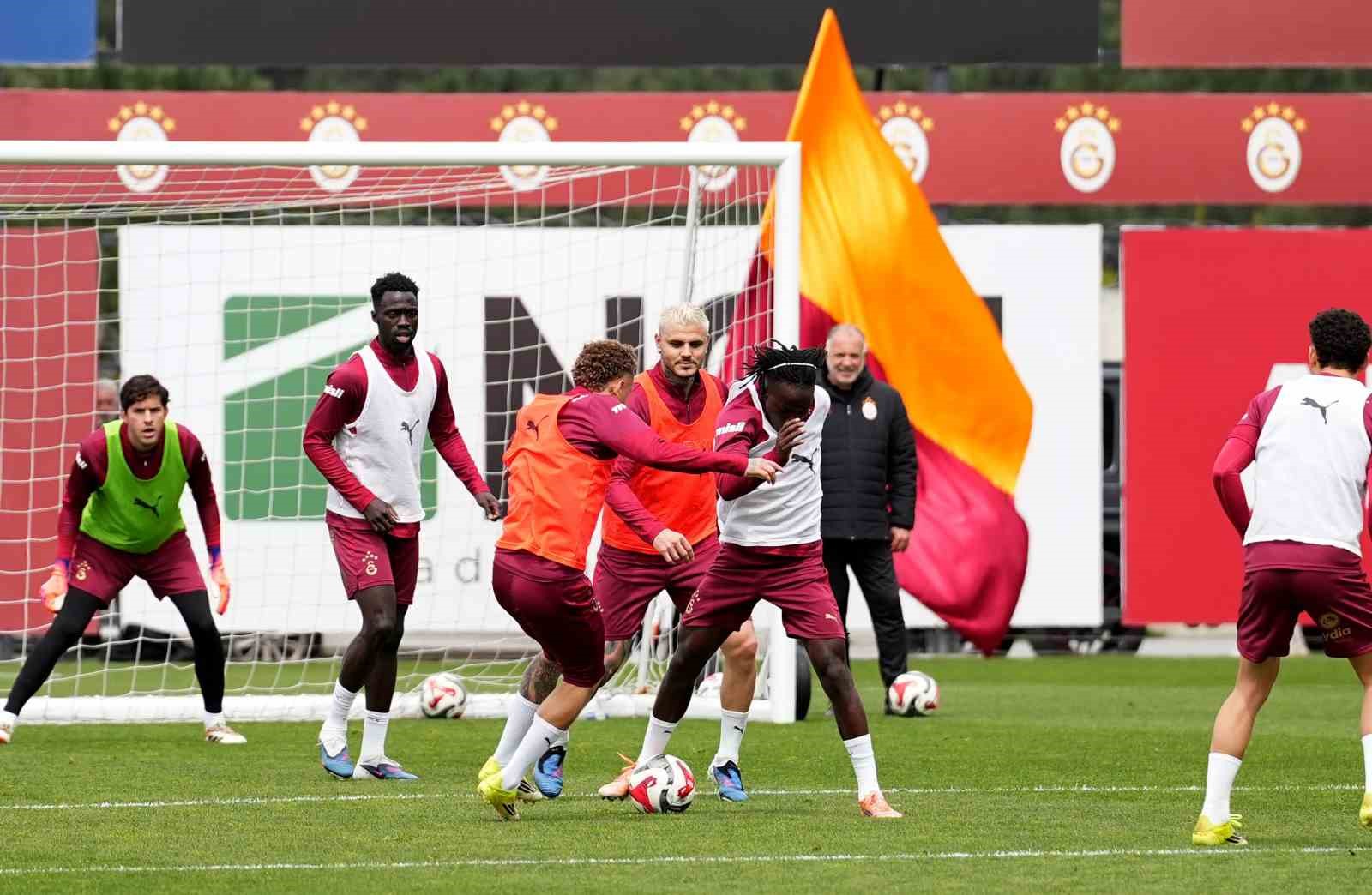Galatasaray’dan taraftarlara açık antrenman
Galatasaray’dan taraftarlara açık antrenman