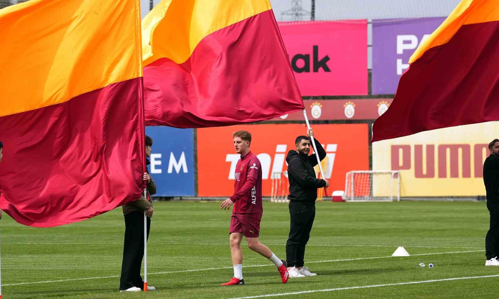 Galatasaray’dan taraftarlara açık antrenman
Galatasaray’dan taraftarlara açık antrenman