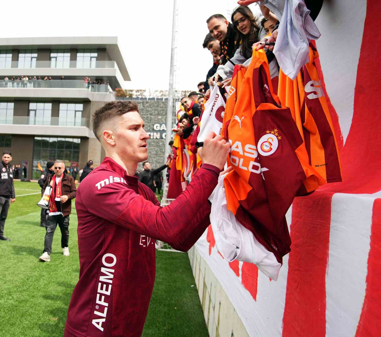 Galatasaray’dan taraftarlara açık antrenman
Galatasaray’dan taraftarlara açık antrenman