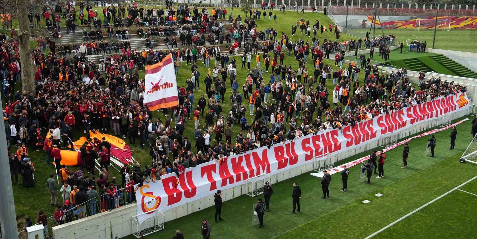 Galatasaray’dan taraftarlara açık antrenman
Galatasaray’dan taraftarlara açık antrenman