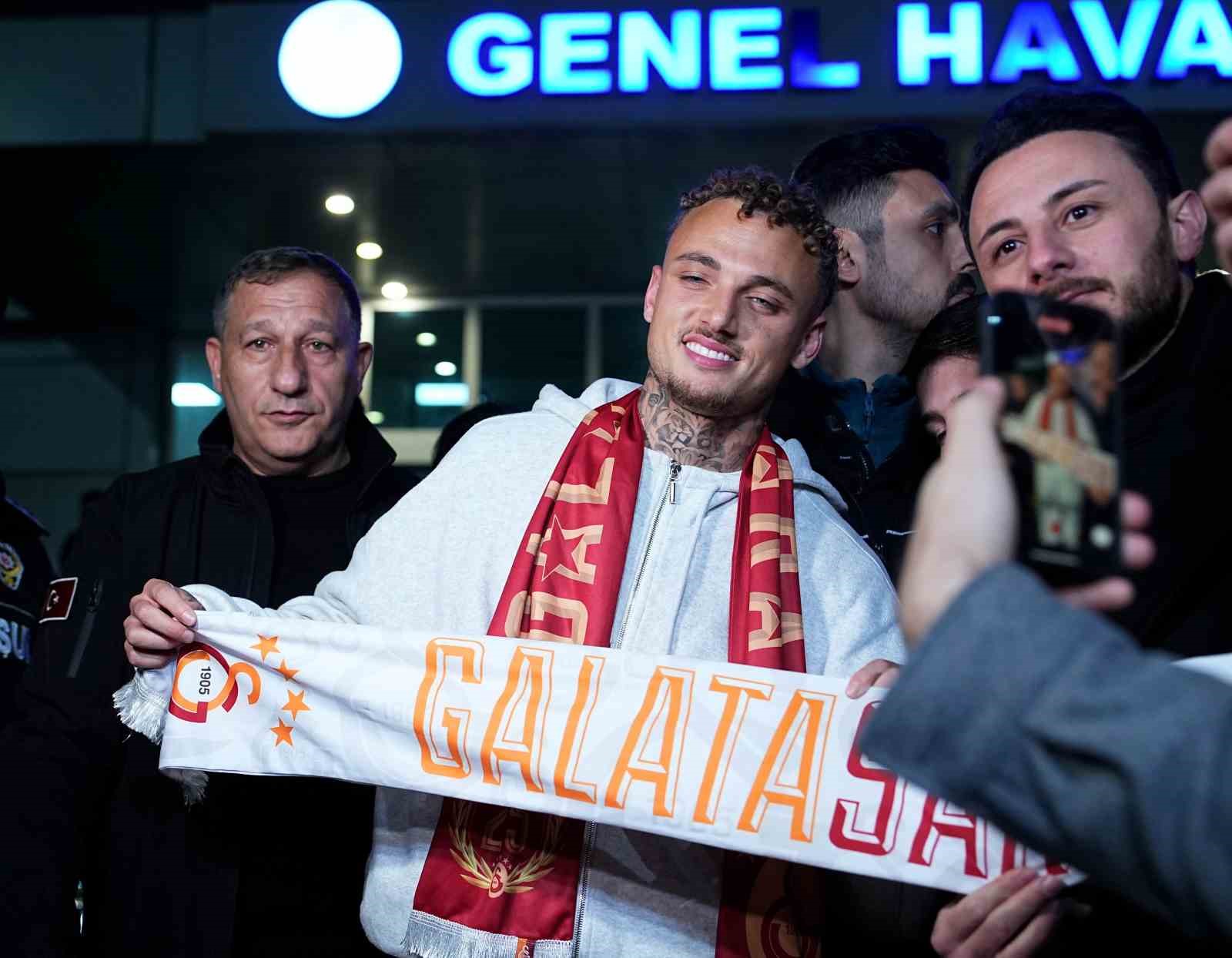 Galatasaray’ın yeni transferi Noa Lang, İstanbul’a geldi
Galatasaray’ın yeni transferi Noa Lang, İstanbul’a geldi