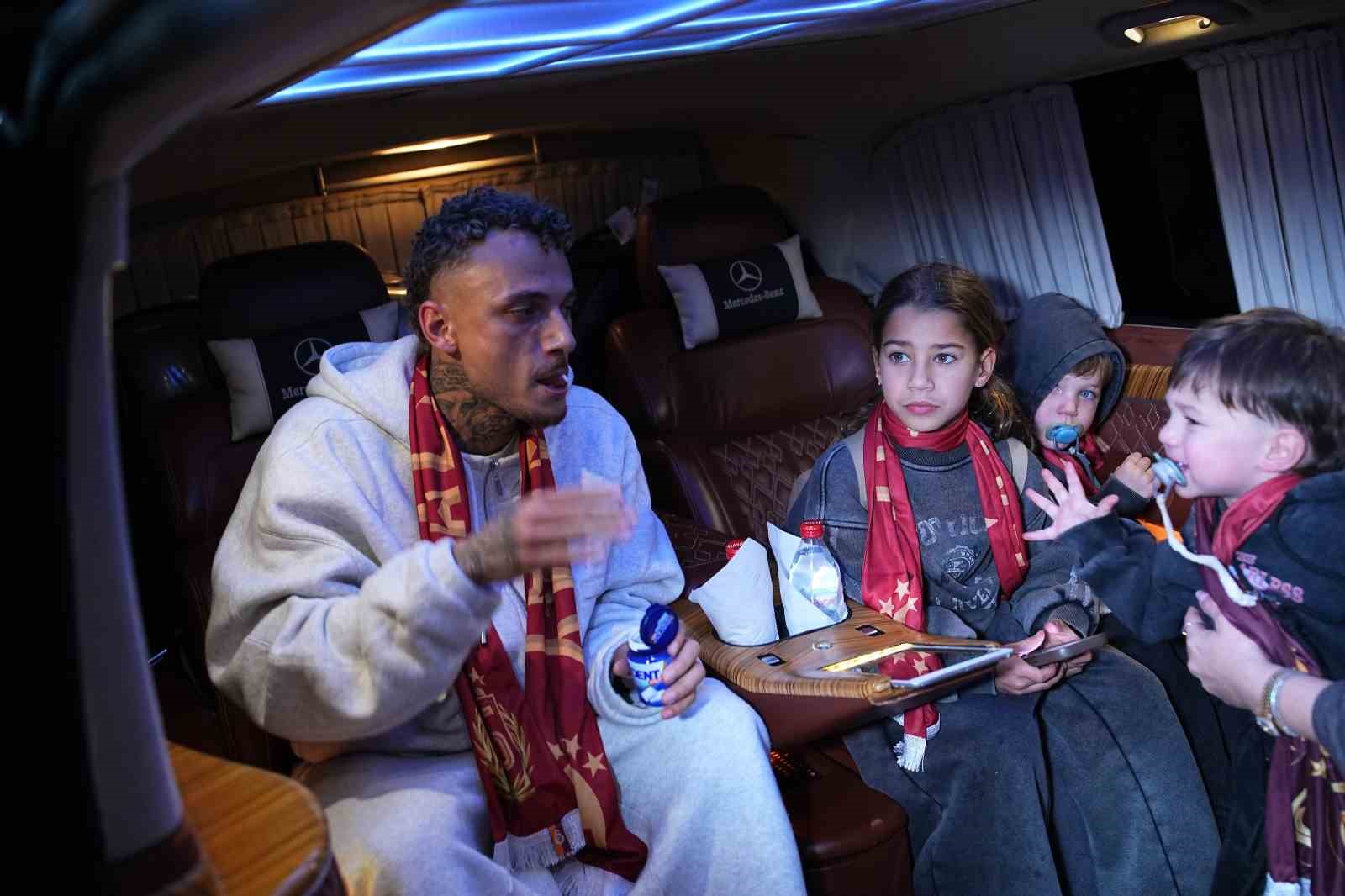 Galatasaray’ın yeni transferi Noa Lang, İstanbul’a geldi
Galatasaray’ın yeni transferi Noa Lang, İstanbul’a geldi