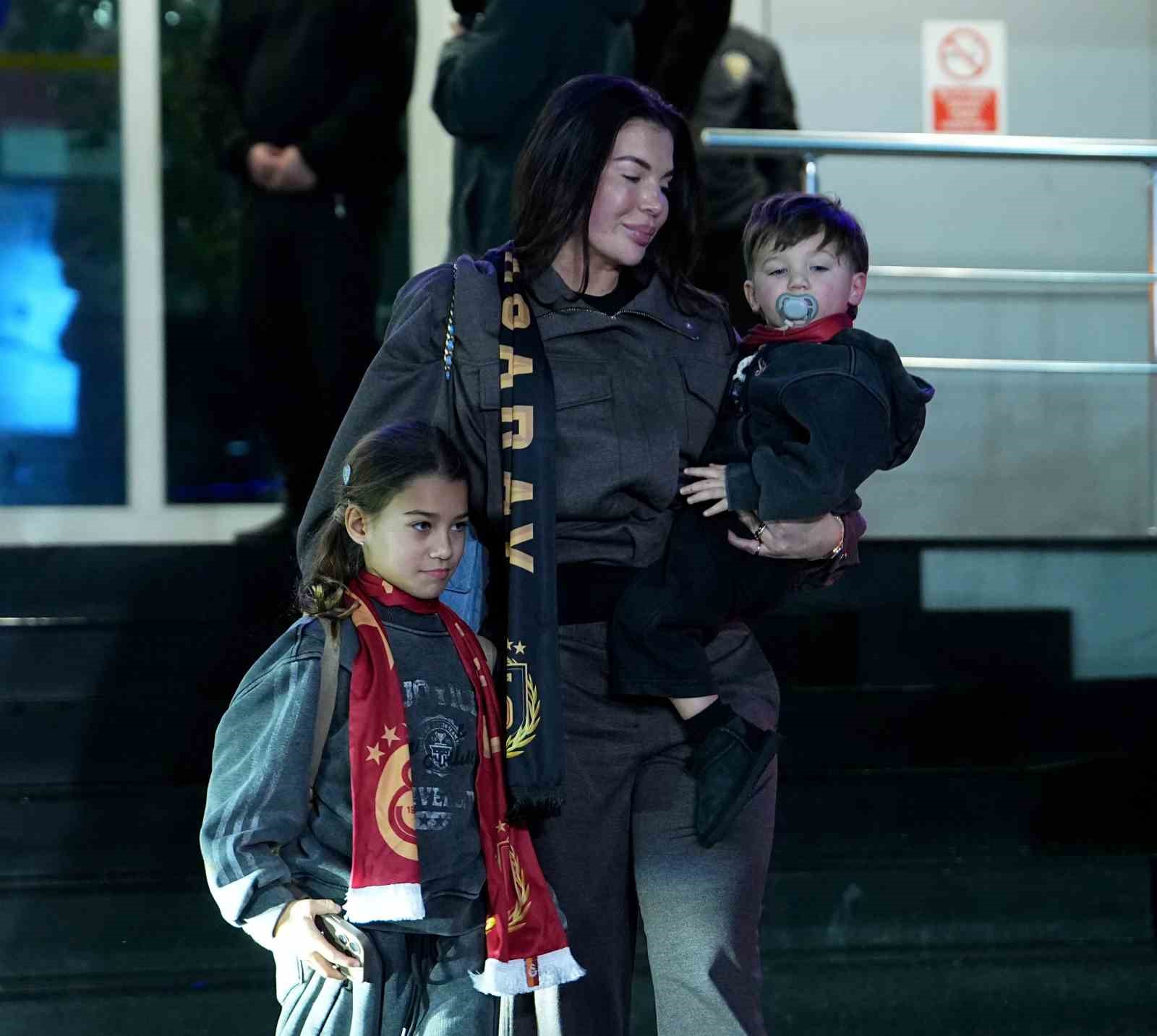 Galatasaray’ın yeni transferi Noa Lang, İstanbul’a geldi
Galatasaray’ın yeni transferi Noa Lang, İstanbul’a geldi