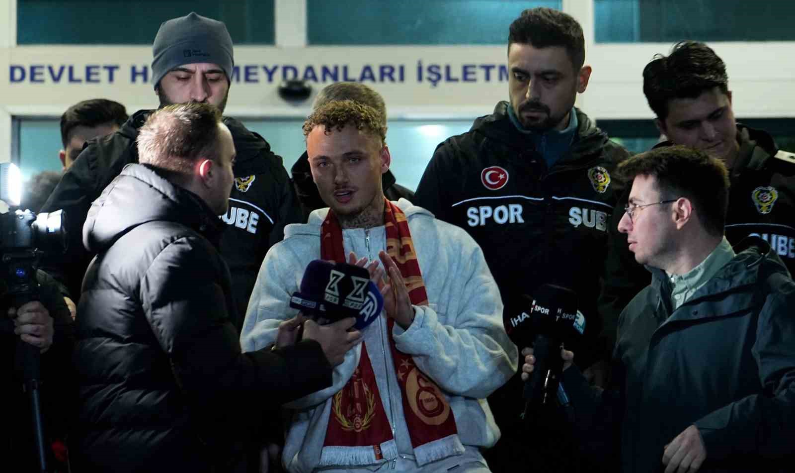 Galatasaray’ın yeni transferi Noa Lang, İstanbul’a geldi
Galatasaray’ın yeni transferi Noa Lang, İstanbul’a geldi