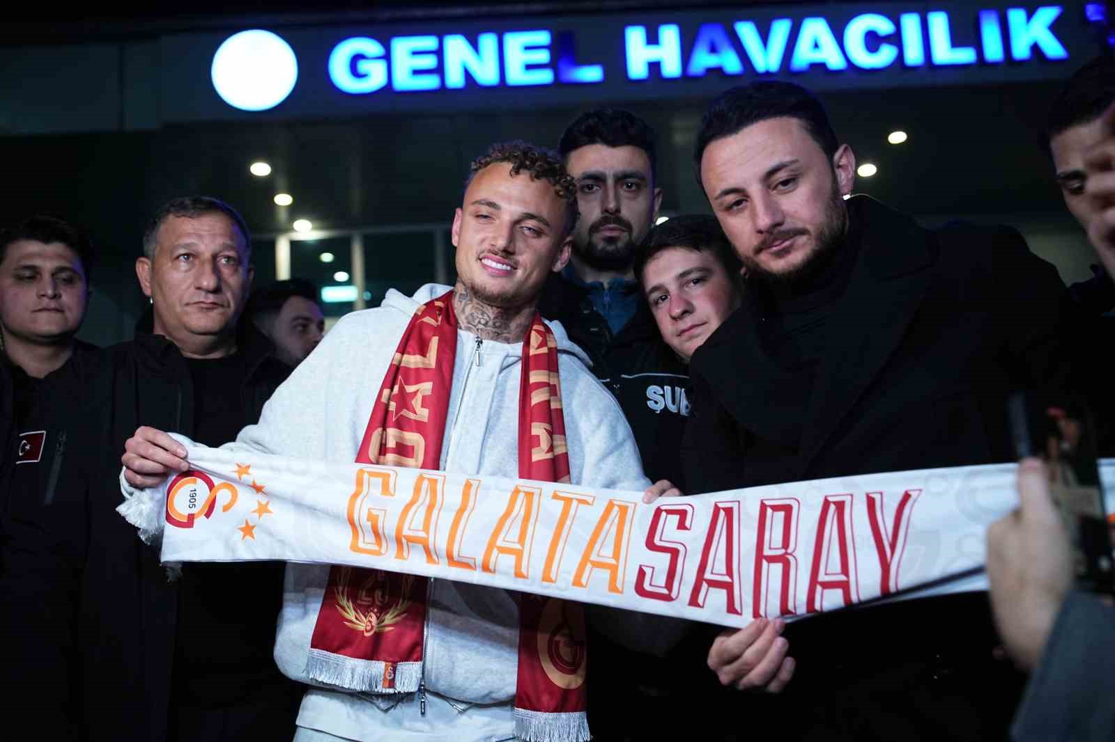 Galatasaray’ın yeni transferi Noa Lang, İstanbul’a geldi
Galatasaray’ın yeni transferi Noa Lang, İstanbul’a geldi