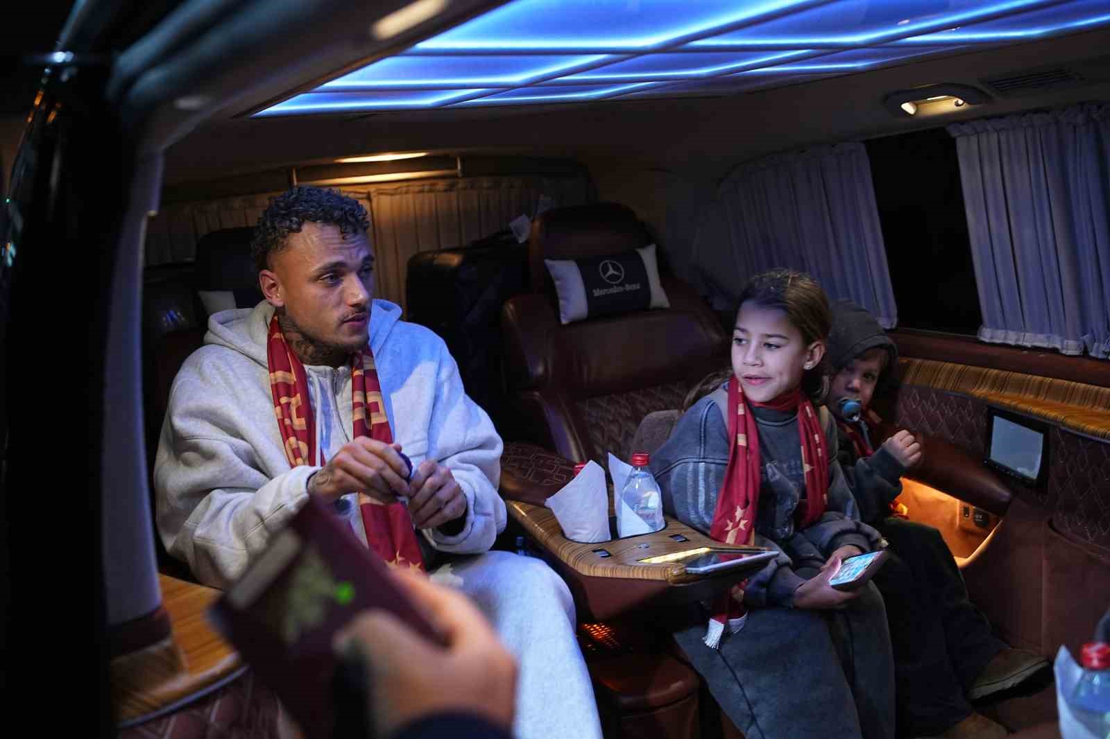 Galatasaray’ın yeni transferi Noa Lang, İstanbul’a geldi
Galatasaray’ın yeni transferi Noa Lang, İstanbul’a geldi