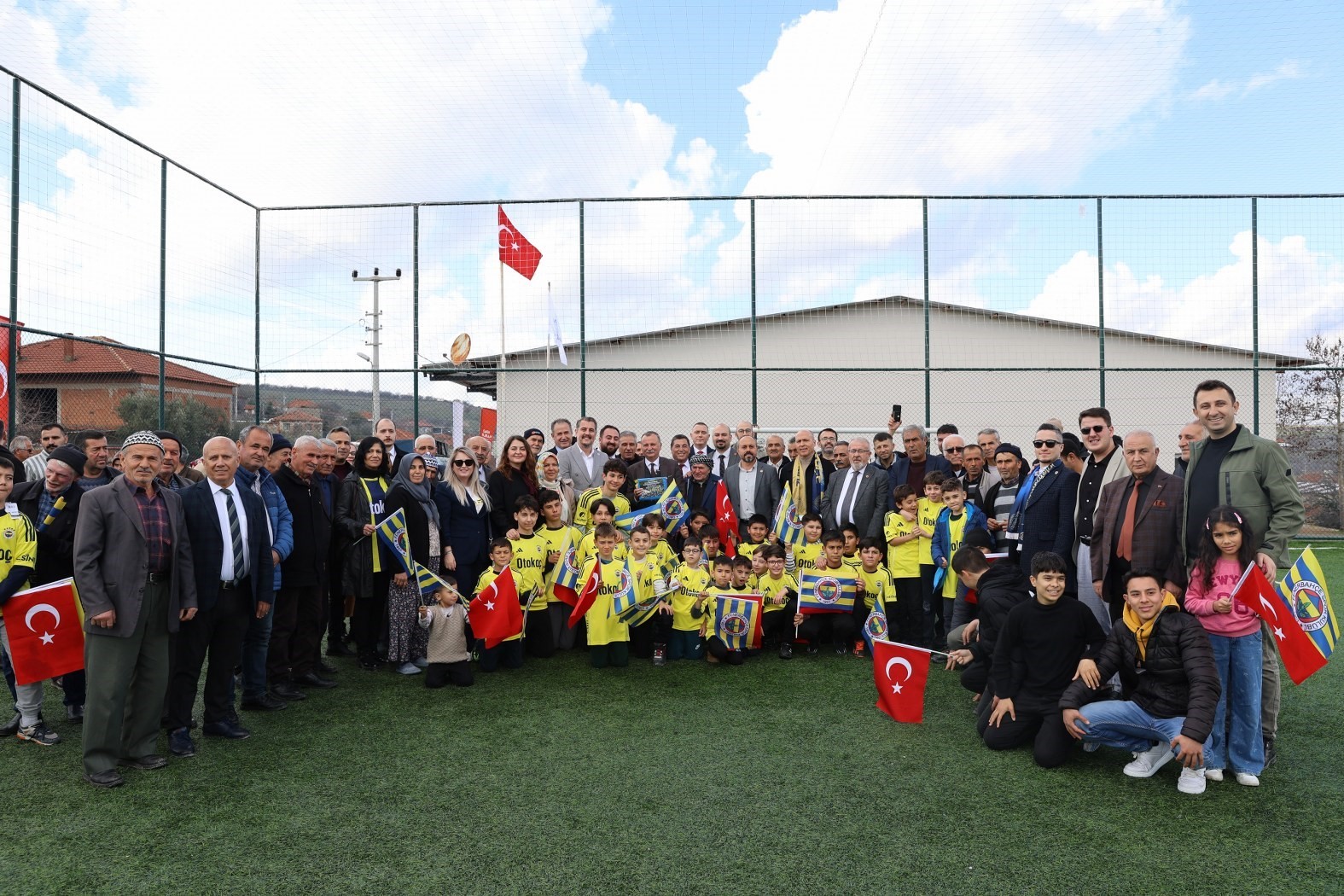Galatasaraylı başkan, Fenerbahçeli çocukları sevindirdi
