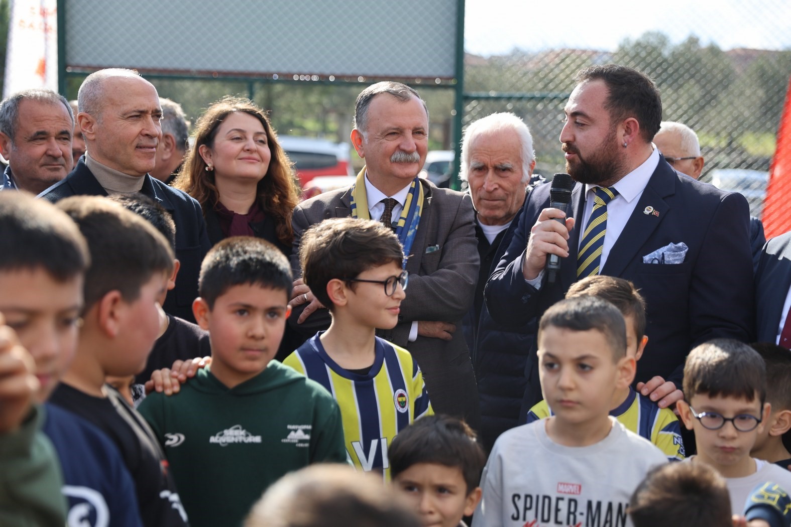 Galatasaraylı başkan, Fenerbahçeli çocukları sevindirdi
