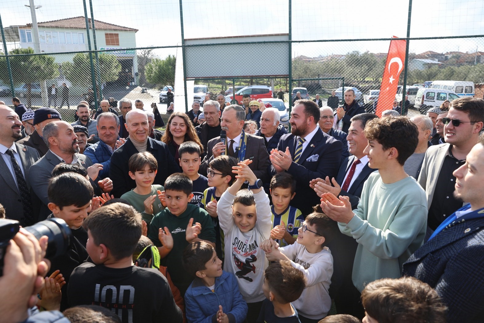 Galatasaraylı başkan, Fenerbahçeli çocukları sevindirdi
