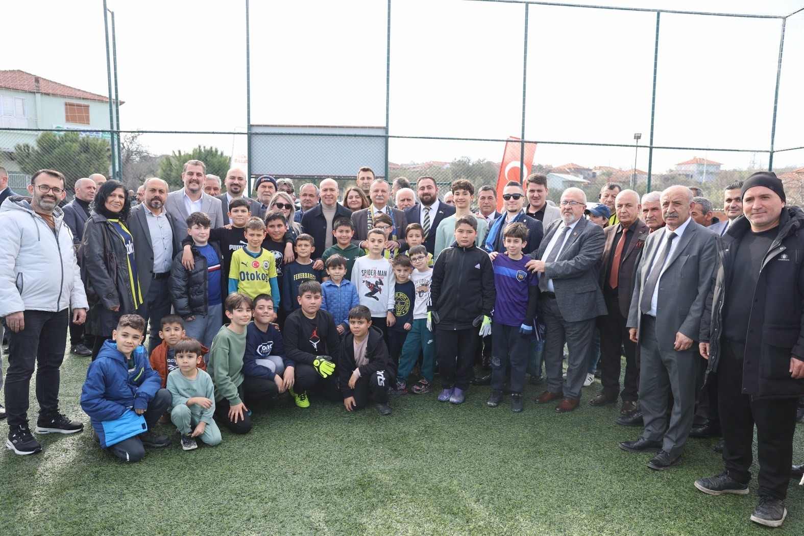 Galatasaraylı başkan, Fenerbahçeli çocukları sevindirdi
