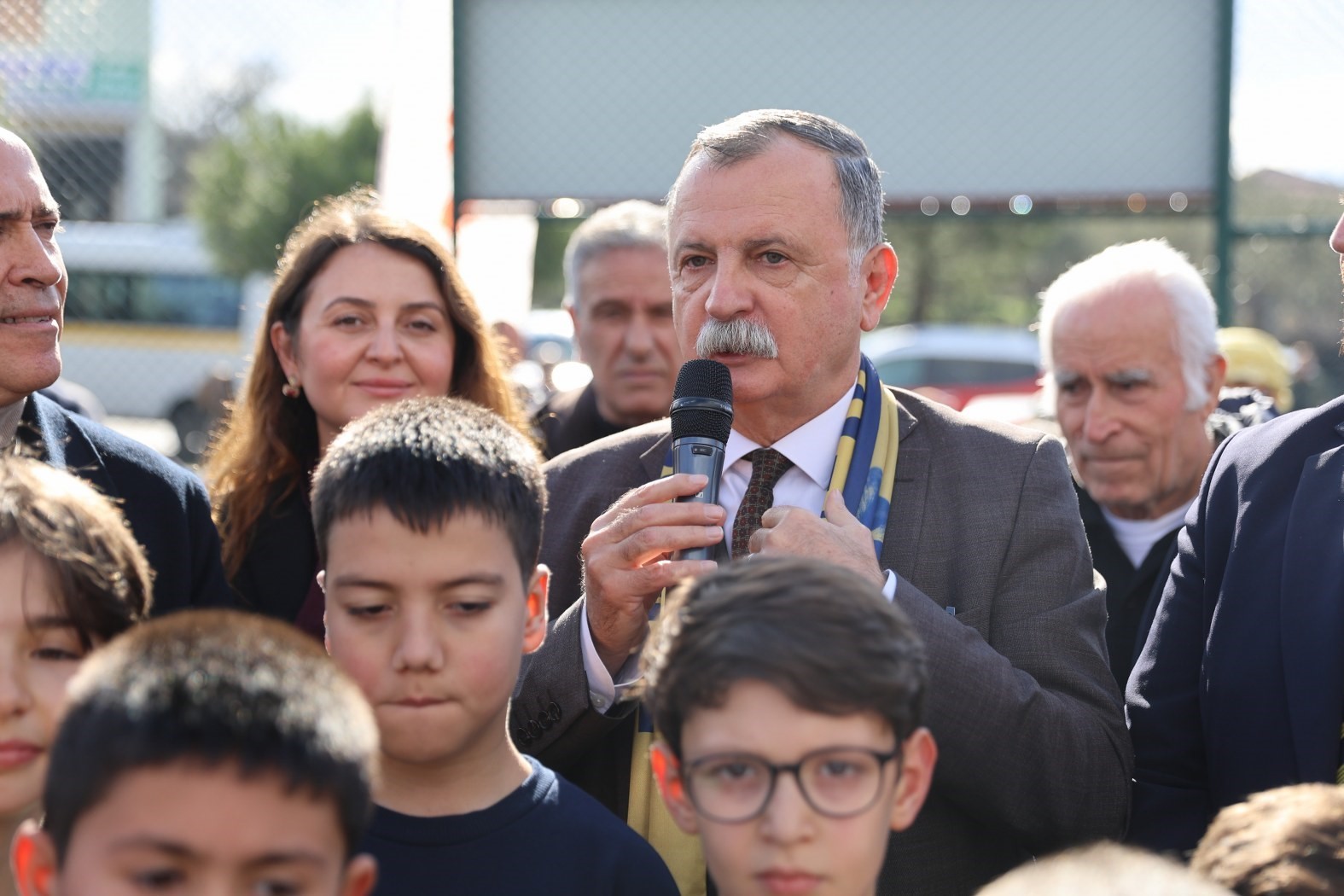 Galatasaraylı başkan, Fenerbahçeli çocukları sevindirdi

