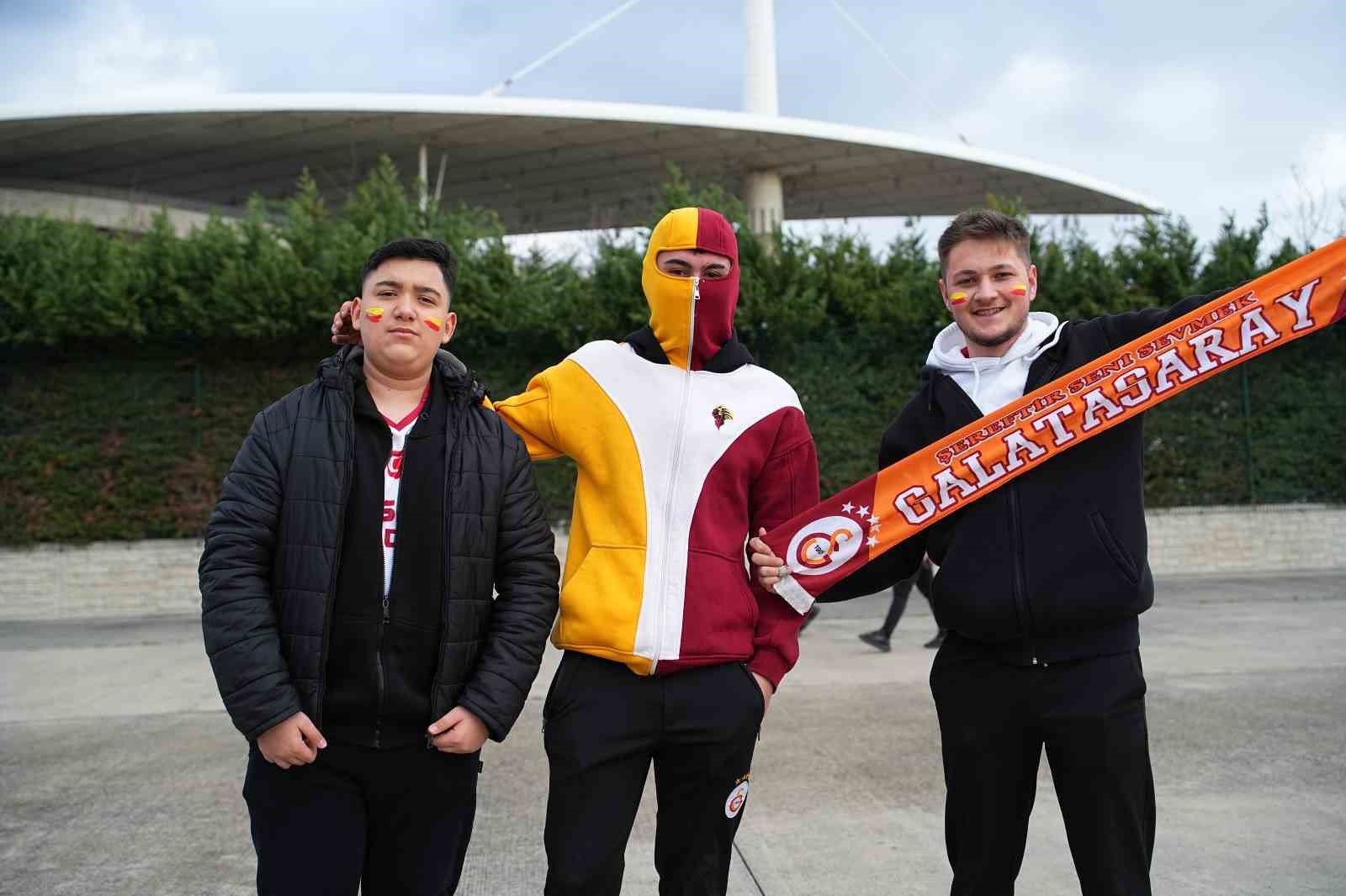 Galatasaraylı taraftarlar Süper Kupa finali için stada geldi
