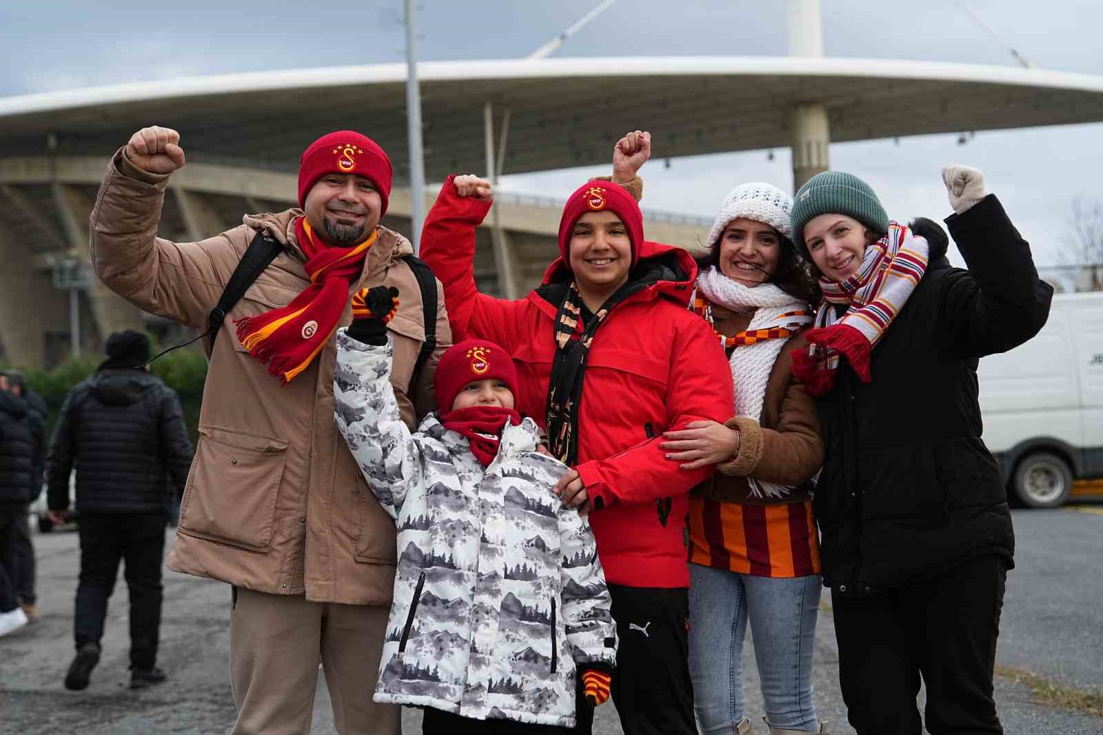 Galatasaraylı taraftarlar Süper Kupa finali için stada geldi
