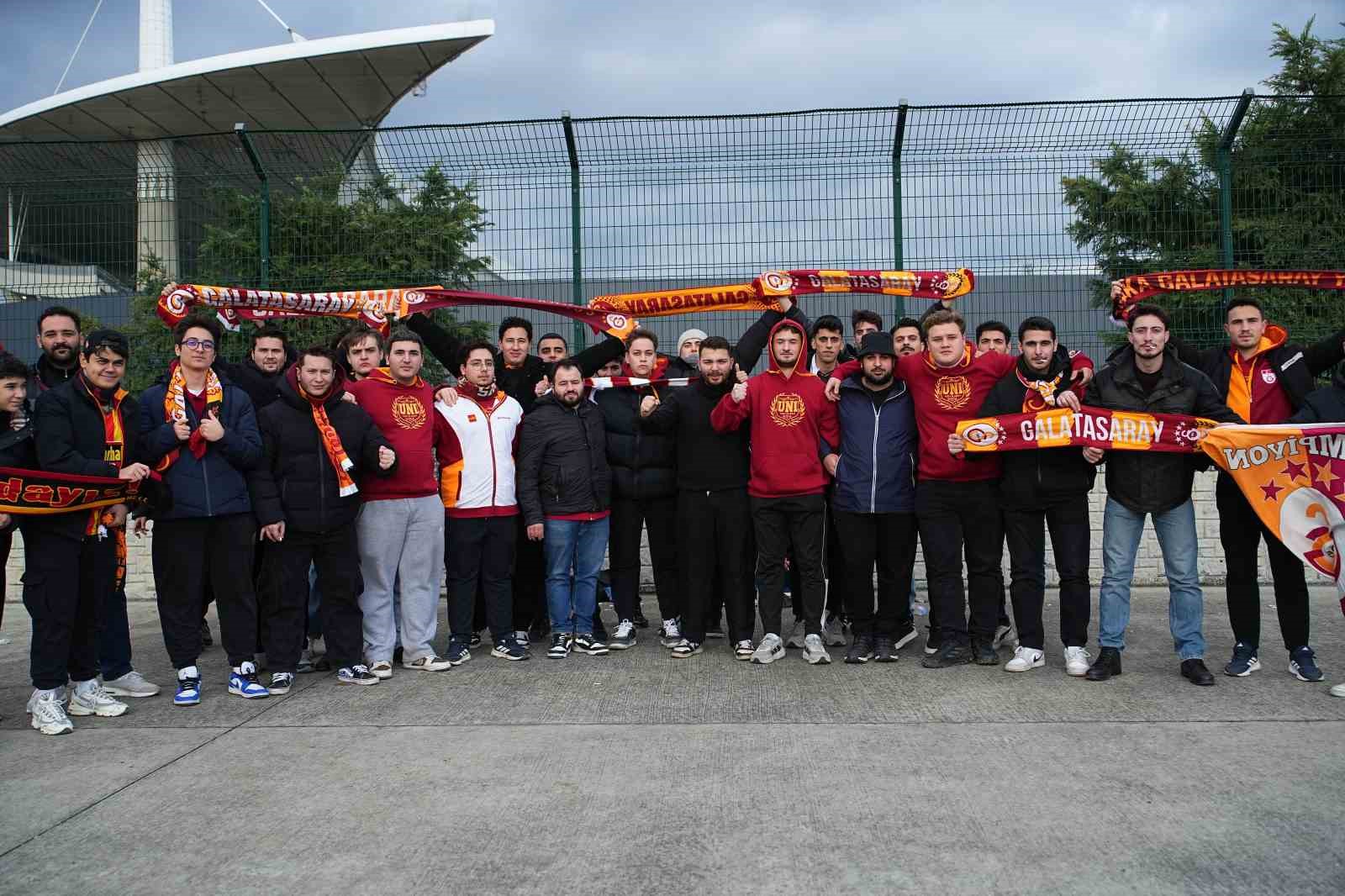 Galatasaraylı taraftarlar Süper Kupa finali için stada geldi
