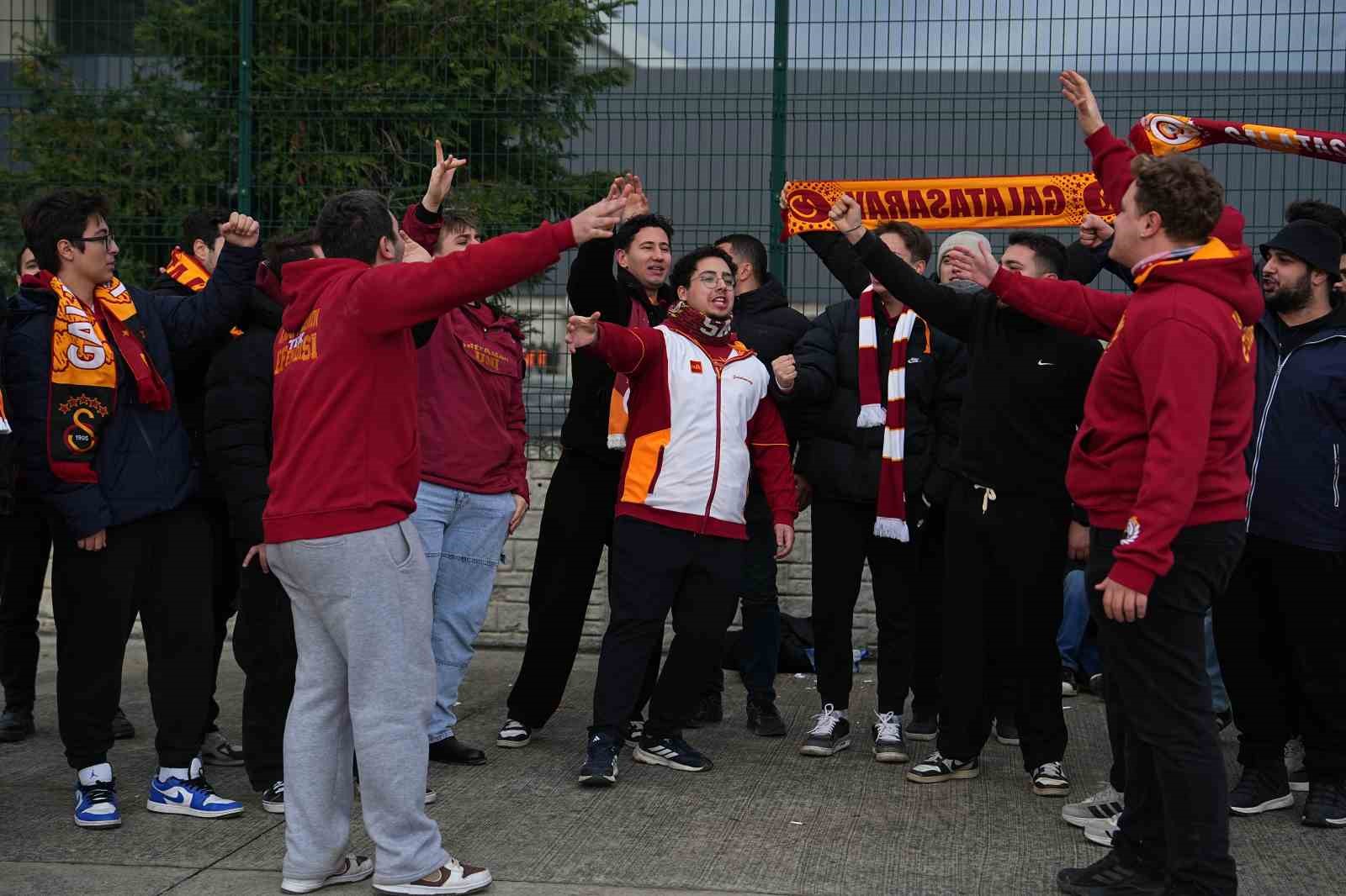 Galatasaraylı taraftarlar Süper Kupa finali için stada geldi
