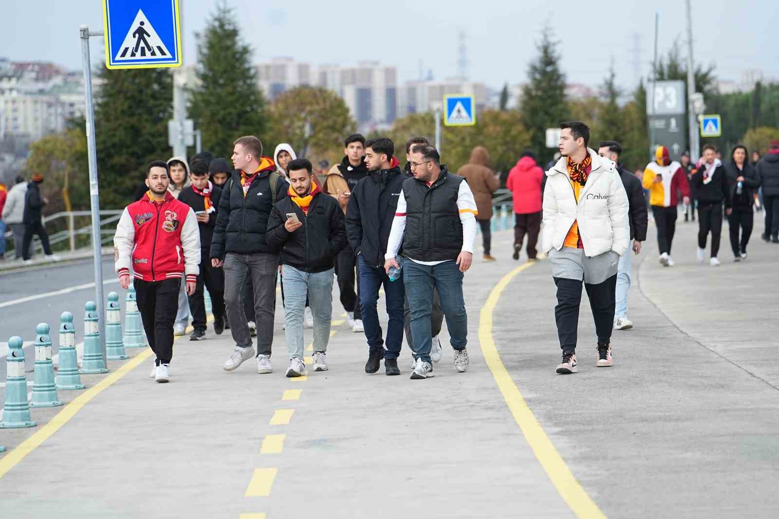 Galatasaraylı taraftarlar Süper Kupa finali için stada geldi
