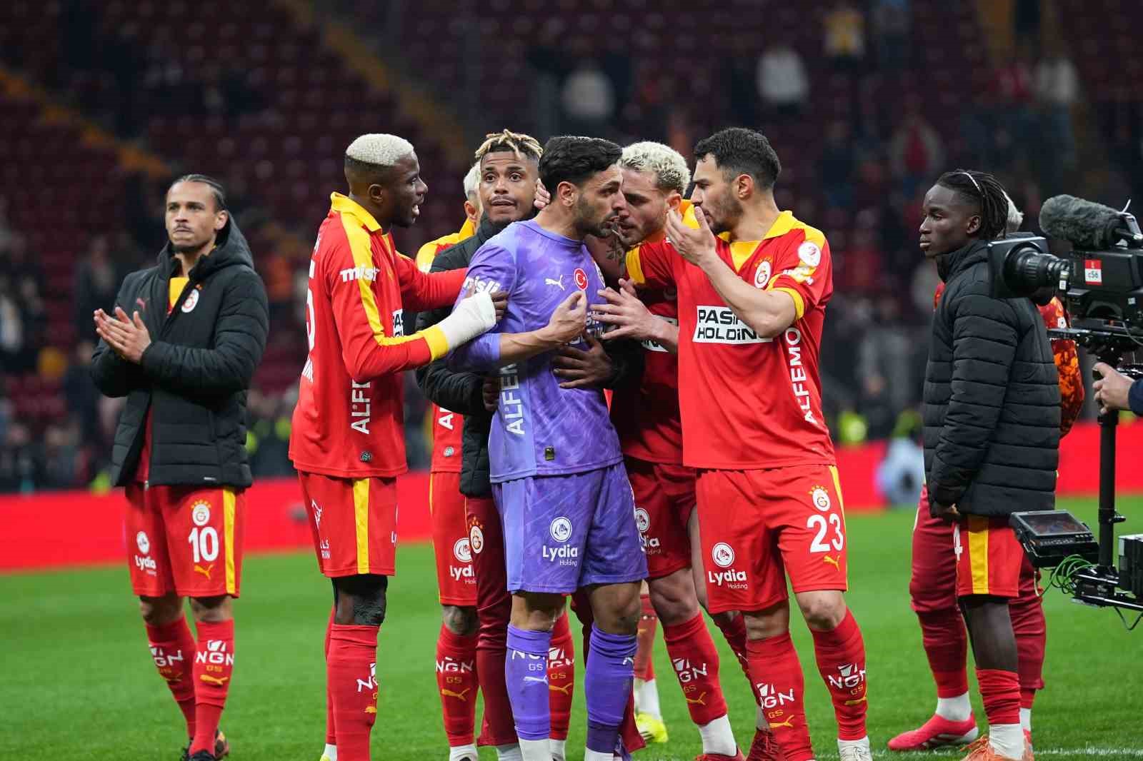 Galatasaraylı taraftarlardan Günay Güvenç’e destek
