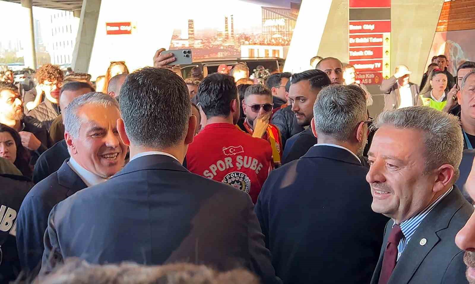 Galatasaraylı yöneticiler, Fenerbahçeli yöneticileri karşıladı
