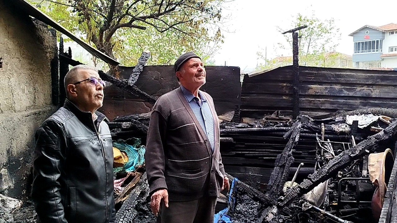 Garajda alevlere teslim olan 2 araç ve motosiklet kullanılmaz hale geldi
